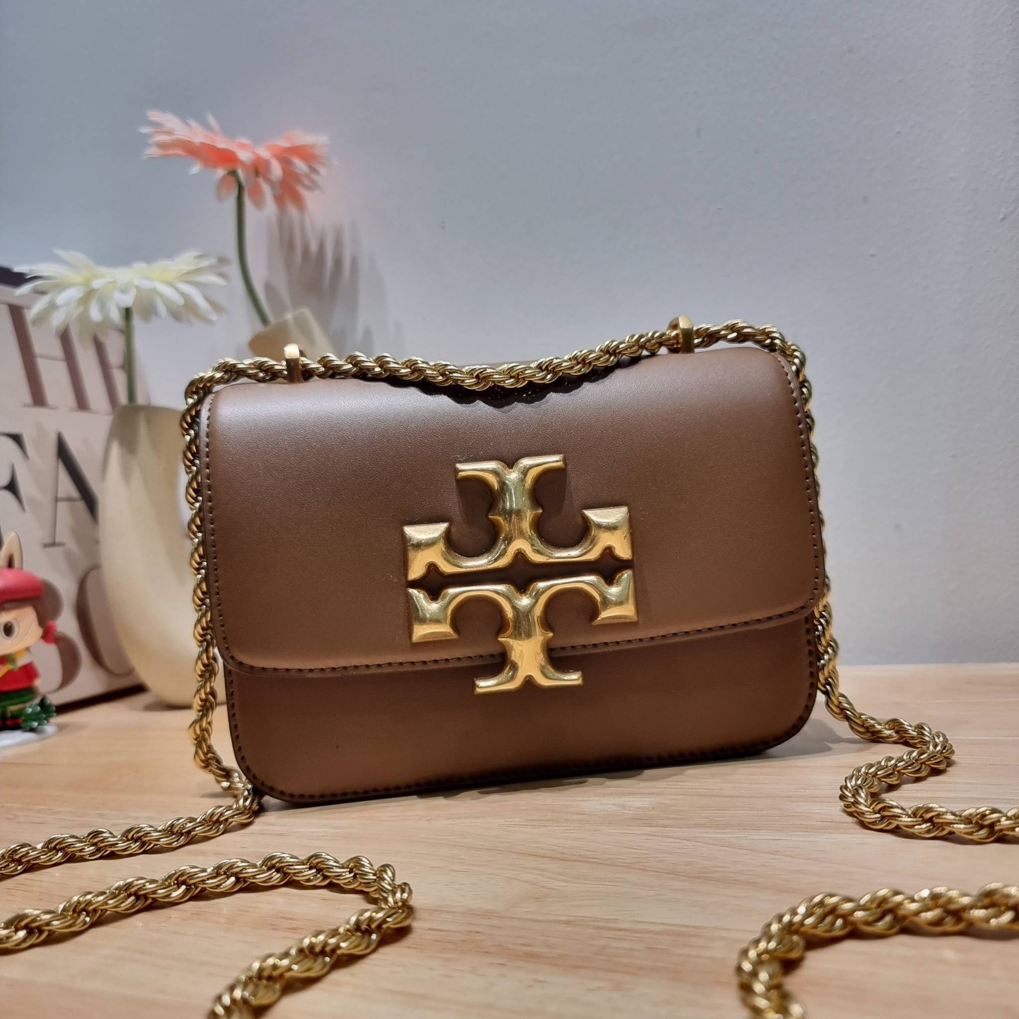 Tory Burch Bag / TORY BURCH ELEANOR SMALL CONVERTIBLE SHOULDER BAG ฮอตไอเท็ม รุ่นนี้ขายดีขายหมด สวยหรู คุณหนู ผู้ดี!! หายากมากแล้วน้า กระเป๋าสะพายข้าง ดีไซน์อยู่ทรง ขนาดกำลังสะดวกใช้ เปิด-ปิดด้วยแถบแม่เหล็ก