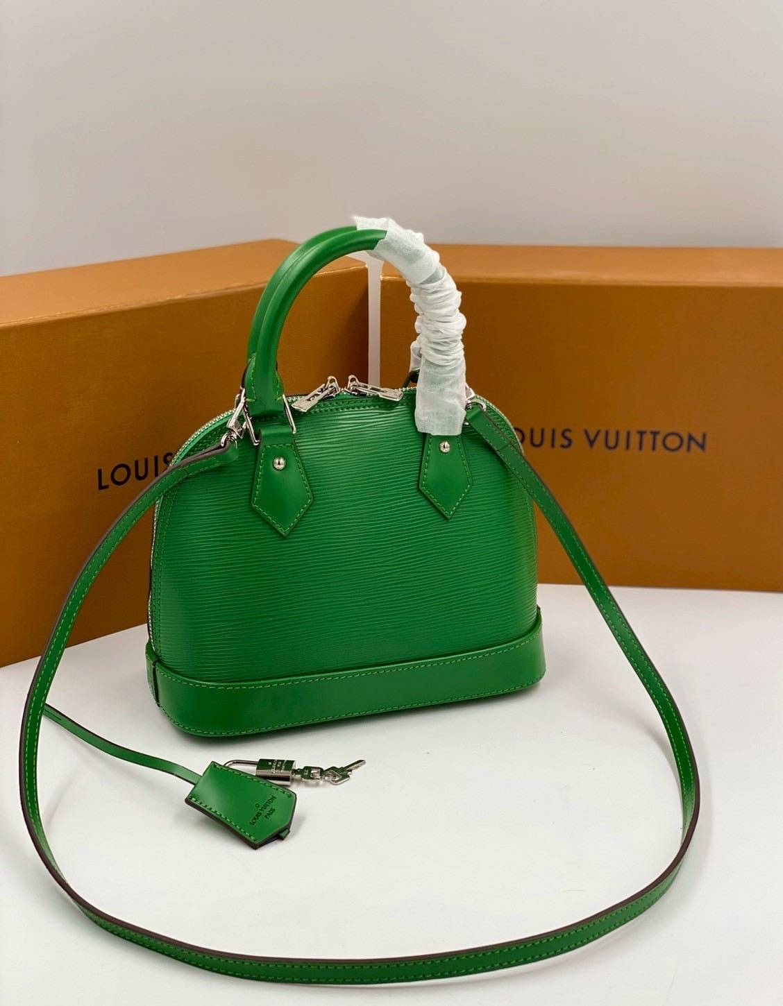 RI หนังแท้ | LV Alma BB bag handbag Epi grained leather กระเป๋าสะพาย/กระเป๋าถือ คลาสสิกเหนือกาลเวลา หนัง Epi มีลวดลายเฉพาะและสีสวยงามทั้งใบ