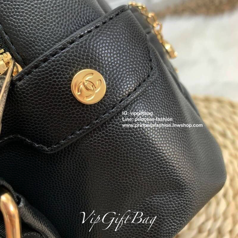 CHANEL CAVIAR BACKPACK (Premium gift bag) กระเป๋าสะพายหลัง วัสดุหนังคาเวียร์ ด้านหน้าปักโลโก้แบรนด์สวยงามมากๆค่ะ มีช่องซิปหน้าให้หนึ่งช่องพร้อมที่จับซิปเป็นอะไหล่แบรนด์ทอง หรูไปอีกนะคะ!! เปิดปิดช่องหลักแบบซิปหัวซิปปั้มแบรนด์ค่ะ ภายในกระเป๋าโล่งกว้าง ใส่ขอ