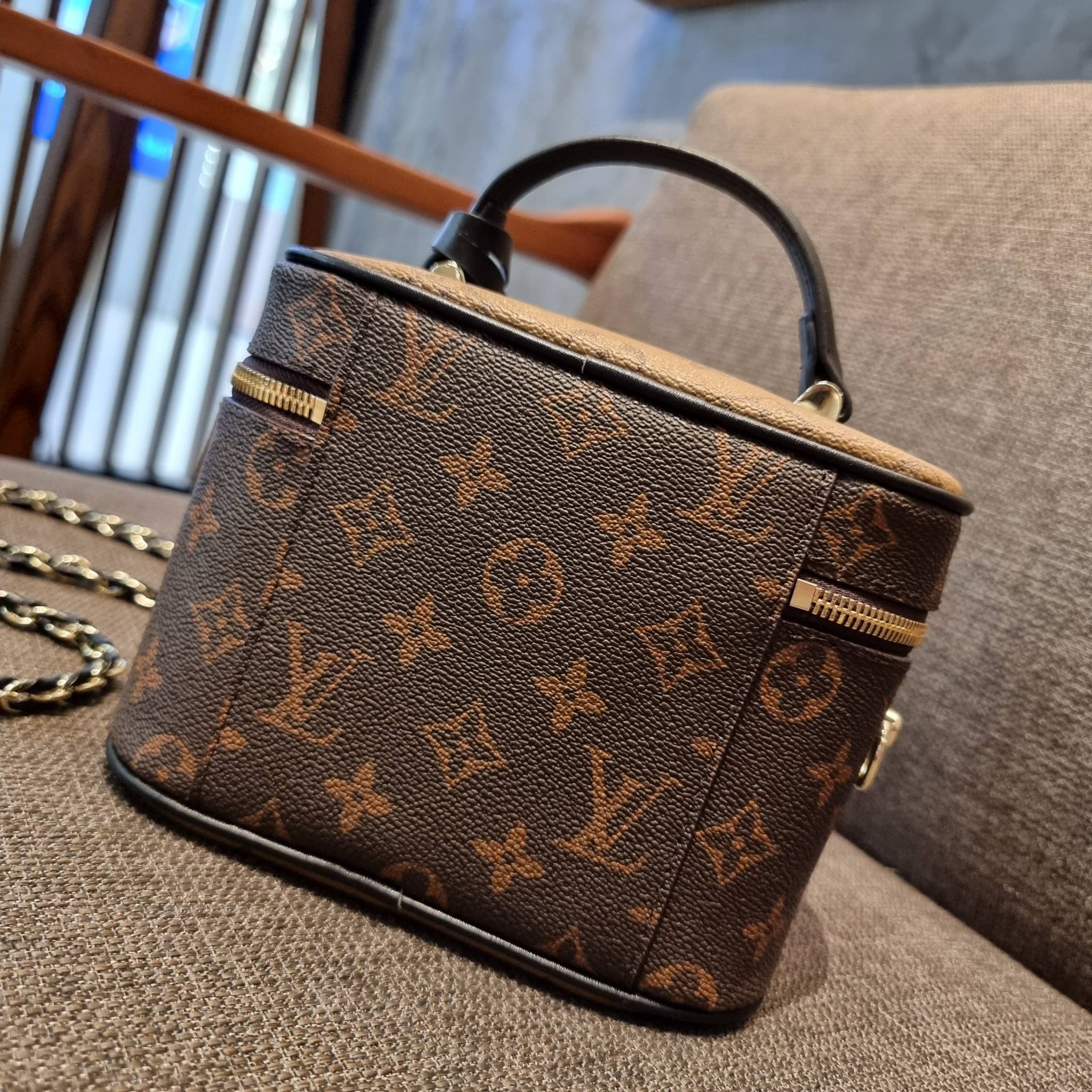 LV EXCLUSIVE VIP COSMETICS GIFT BOX กระเป๋าถือ/สะพาย สวยอยู่ทรง มาพร้อม box set สุดหรู adapt ใช้เป็นกระเป๋าเก็บเครื่องสำอางค์ ถือเชิดๆ หรือสะพายเลิศๆ ไปเที่ยว ไปไหนๆก็ดูแพง!! สวยจริงจัง!! พิเศษ!! มาพร้อมแม่กุญแจล็อคครบชุด และพวงหนังห้อย คุ้มมากๆแม๊!! ทุกด