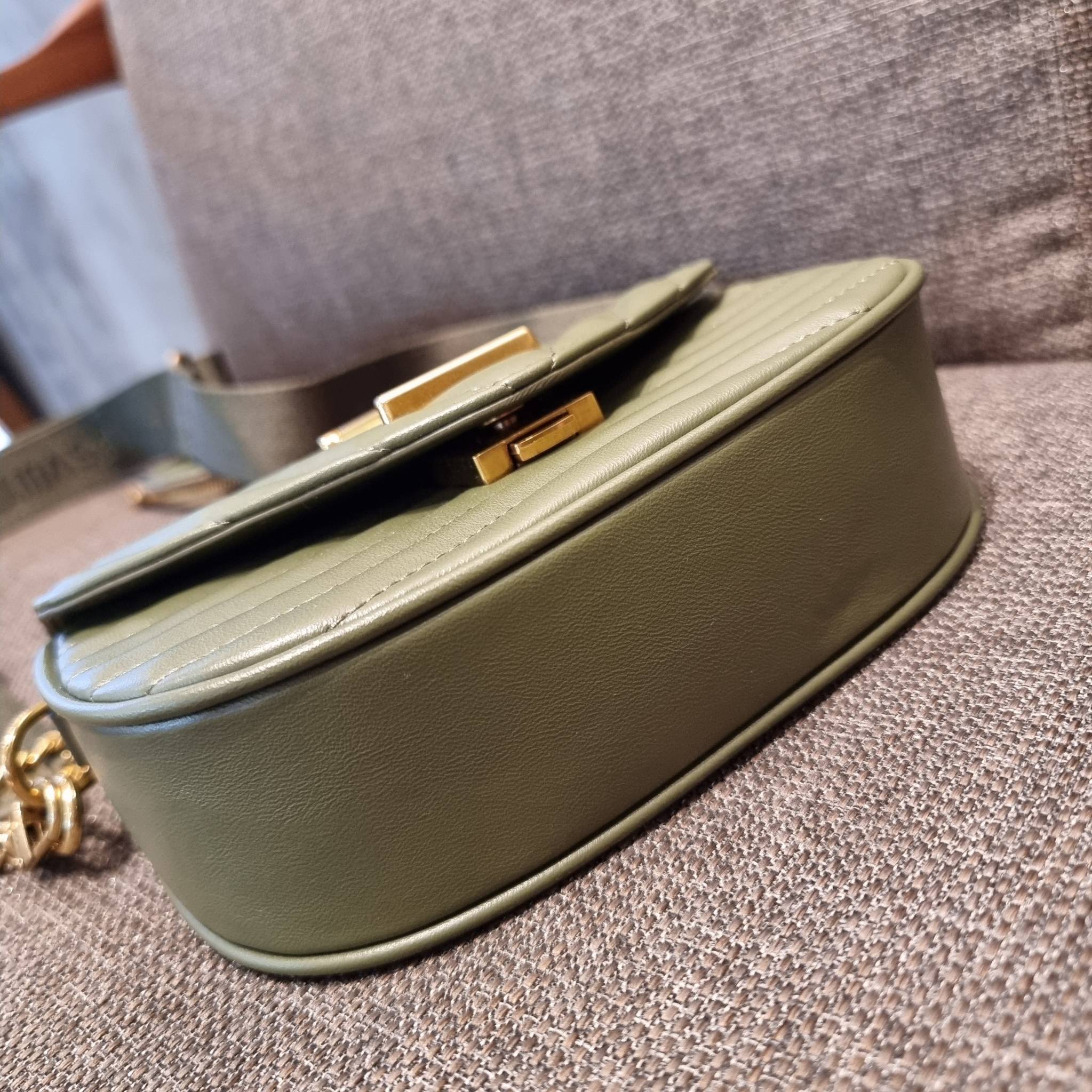 LV new wave pochette multi bag กระเป๋าสะพายมัลติฟังก์ชั่น สุดหรู มาพร้อม box set รับรองว่าดีงาม ลูกเล่นคลาสสิคผสานความวินเทจ มีสายสะพายให้ 2 เส้น และกระเป๋าใบลูก เล็กน่ารัก วัสดุหนังแท้ ภายในเป็นช่องโล่ง แบ่งสัดส่วนมีช่องย่อย ใบนี้ปรับใช้ได้หลายสไตล์ ลุคไ