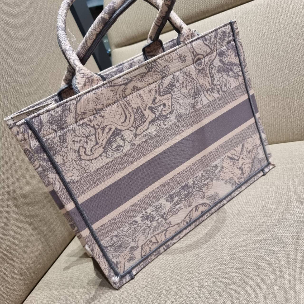 VIP 】HOT ARRIVAL!! DIOR CD SHOPPING BAG WITH GWP กระเป๋าทรงช้อปปิ้งใบใหญ่ จุใจ!! พรีเมี่ยมกิ๊ฟรุ่นดับเบิ้ลฮอต ดีไซน์คลาสสิควินเทจ สวยหรู วัสดุผ้าแคนวาสลายกราฟฟิค ภายในโล่งกว้างมากๆ ใส่ของจุสุดๆ โน้ตบุ้ค ไอแพด กระเป๋าสตางค์ มือถือ หรือเสื้อผ้ายังได้ สะพายค