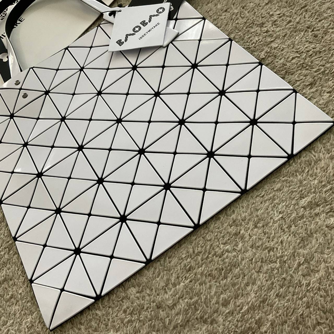 BAO BAO ISSEY MIYAKE TOTE BAG (6x6) กระเป๋าสะพายไหล่ ใบใหญ่ ทรงโท้ท จุดเด่นคือ ปรับได้หลายทรงตามเอกลักษณ์เฉพาะของแบรนด์นี้ ด้านในใส่ของได้เยอะมาก ใส่ไอแพด สมุดโน้ตได้สบายเลย พร้อมช่องซิปใส่ของให้อีกหนึ่งช่อง วัยทำงานหรือวัยนักศึกษา อย่างน้อยต้องมีแบรนด์นี