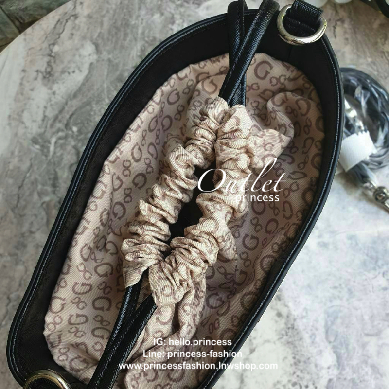 3สี Guess Bucket Bag กระเป๋ารุ่นใหม่ล่าสุด อวดไอเทมแสนเก๋กับกระเป๋าทรงถังสุดน่ารัก พิมพ์ลายรอบใบ วัสดุ Saffiano PU คุณภาพดี นิ่ม น้ำหนักเบา ด้านหน้าประดับด้วยโลโก้แบรนด์สวยโดดเด่น เปิดปิดด้วยเชือกหนังใช้หูรูดปลายเชือกประดับอะไหล่เงินสะดวกใช้ ด้านในโล่งกว้