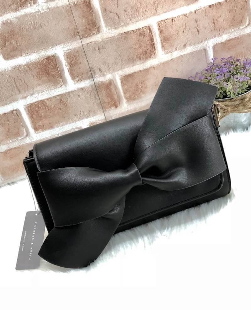 RESTOCK!! CHARLE & KEITH OVERSIZED KNOT CLUTCH กระเป๋าสะพายคลัช ออกแบบช่องเป็นรูปโบว์กระเป๋าทรงคลัช ดีไซน์สวยออกแบบช่องสอดมือเป็นโบว์ มาพร้อมสายสะพายยาวปรับได้ ถอดออกถือเป็นคลัชก็ได้ เปิด-ปิดด้วยกระดุมแม่เหล็ก ด้านในมี 1 ช่อง พกพาสะดวก ถือไปเดท ไปงาน สะพา