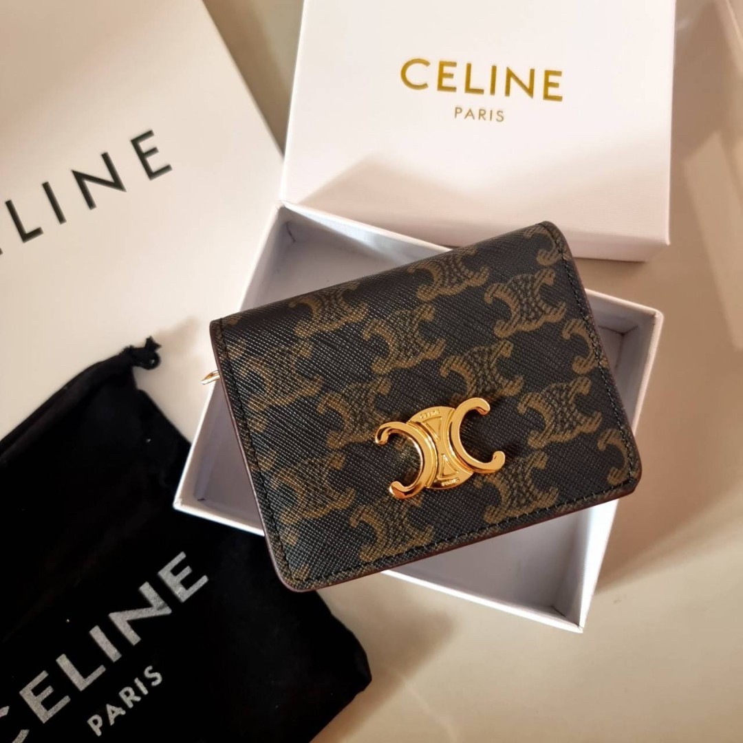 Celine triomphe compact wallet กระเป๋าสตางค์ดีไซน์สุดคลาสสิค วินเทจ เรียบง่ายแต่หรูหรา เป็นซิกเนเจอร์ด้วยดีไซน์อะไหล่สีทองย้อนยุค