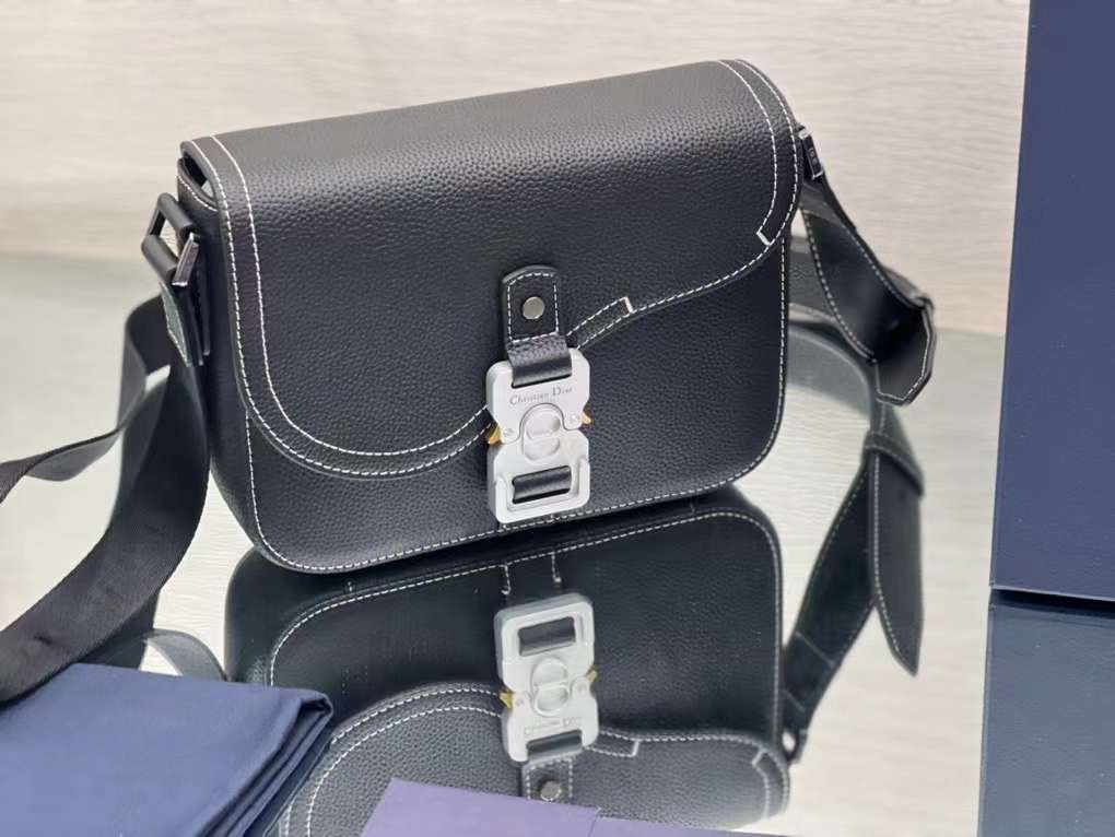 Dior Saddle Messenger Bag / Dior messenger bag Technical and Grained Calfskin เกรดเทพออริจินอล หนังแท้ ภาพถ่ายจากสินค้าจริง ใช้งานต่างประเทศได้