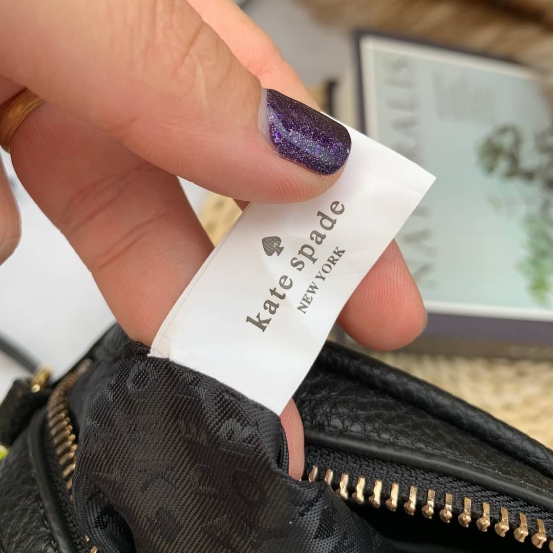 ของแท้ 💯% Kate spade New York mini shoulder bag กระเป๋าสะพายหนังนิ่ม สวยอยู่ทรง ด้านหน้าประดับโลโก้แบรนด์ อะไหล่ทอง น้ำหนักเบา มี2ช่องซิป แยกเป็นสัดส่วน ภายในมีช่องซิป 1 ช่อง และช่องใส่ของจุกจิก 1ช่อง จุของได้เยอะ สายสะพายปรับระดับได้ค่ะ