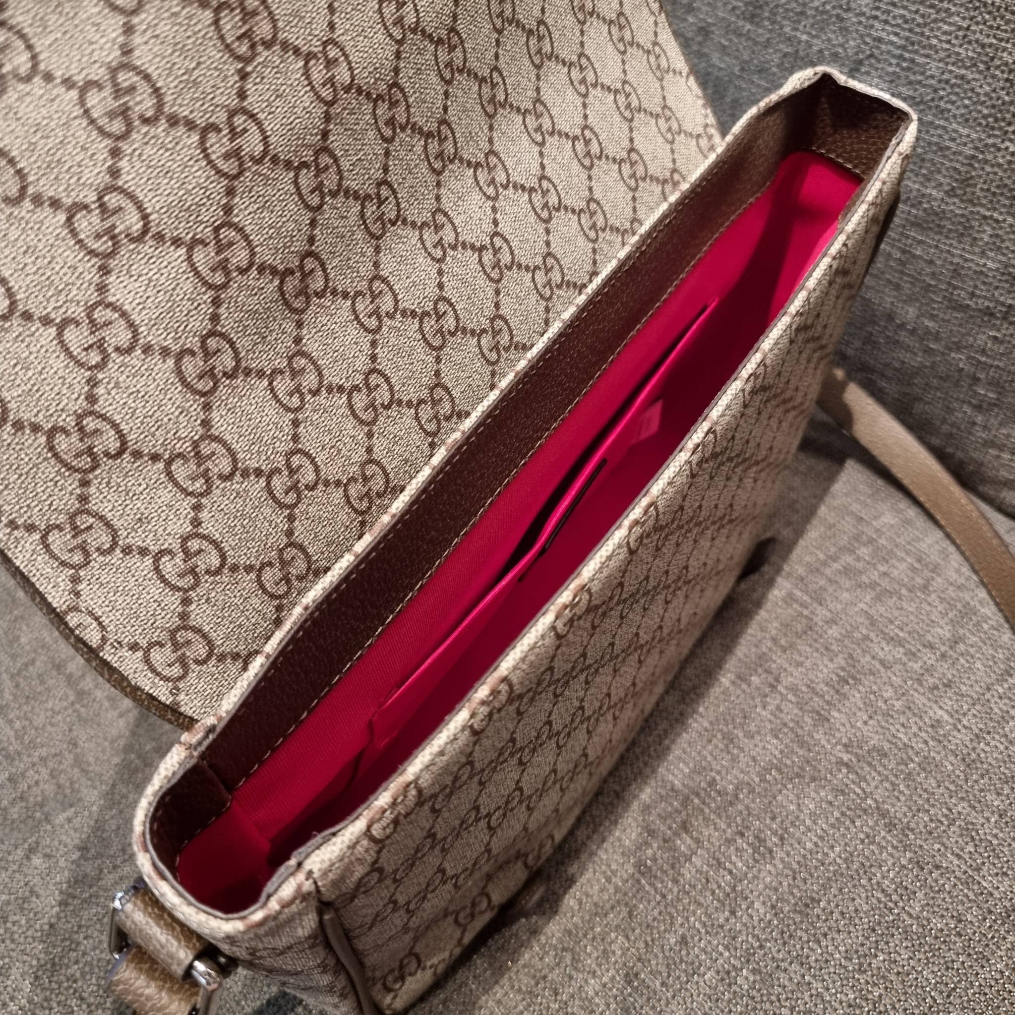 Gucci GG Supreme messenger bag GC MESSENGER VINTAGE BAG กระเป๋าสะพายข้างทรงแมสเซนเจอร์ ย้อนยุค ลุคผู้ดีแบบลูกคุณ ดีไซน์ unisex ใช้ได้ทั้งชายและหญิง พรีเมี่ยมกิ๊ฟวีไอพี วัสดุหนังแคนวาส ใช้งานง่ายด้วยฝาเปิดกระดุมแม่เหล็ก ด้านหลังมีช่องเก็บของจุกจิกได้ ภายใน