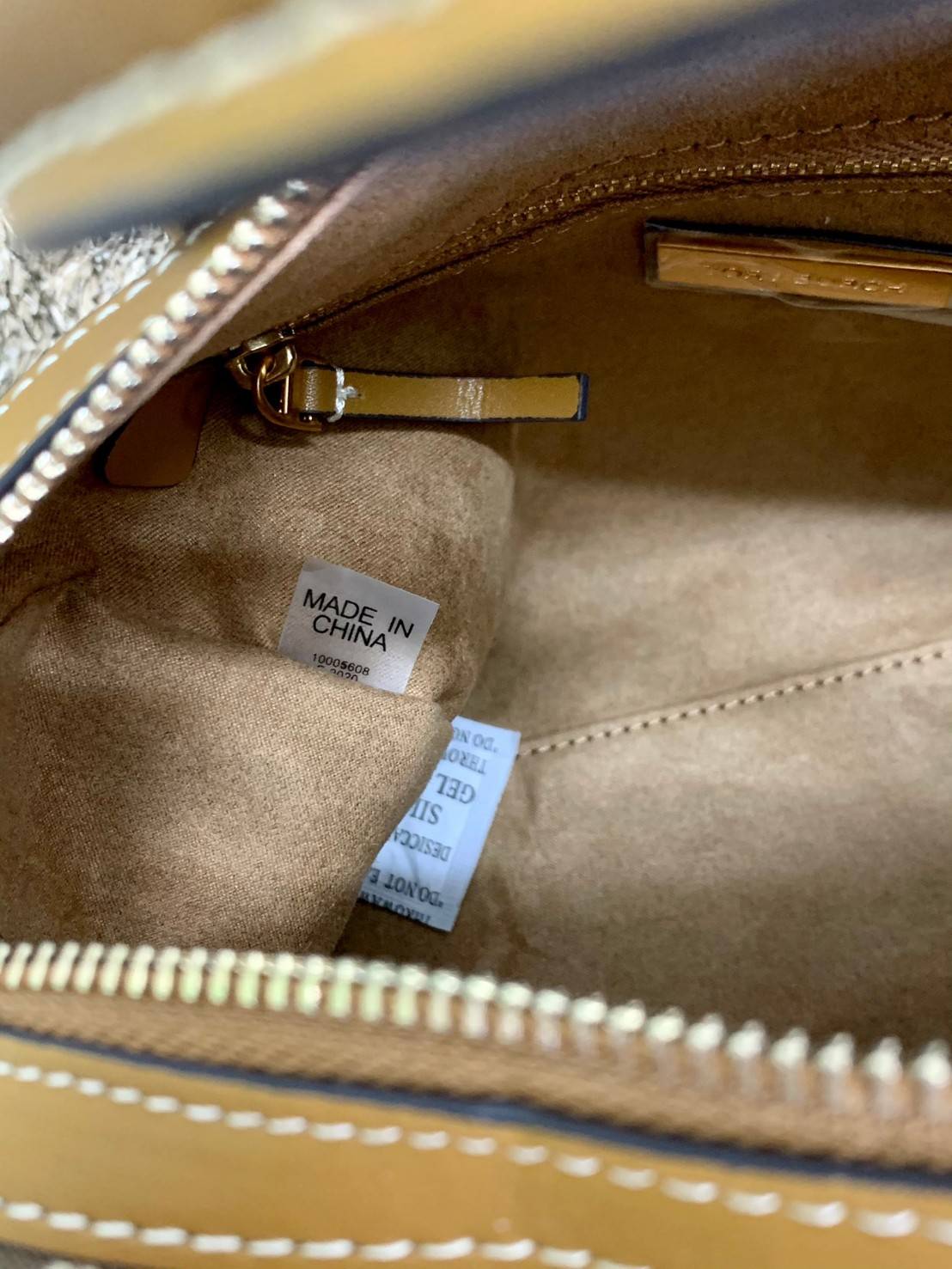 สวยก่อนใครแน่นอนค่ะนาทีนี้💋 💥รุ่นที่กำลังฮิตมากตอนนี้ของเหล่าคนดังใน ตปท.! TORY BURCH T MONOGRAM JACQUARD BARREL ((ใบใหญ่)) พร้อมส่งที่ไทยทันที! กระเป๋าทรงหมอนจาก Tory burch วัสดุ jacquardทอลายแบรด์+หนังแท้ ได้สวยงามหรู ดูคลาสสิคมากๆค่ะ เป