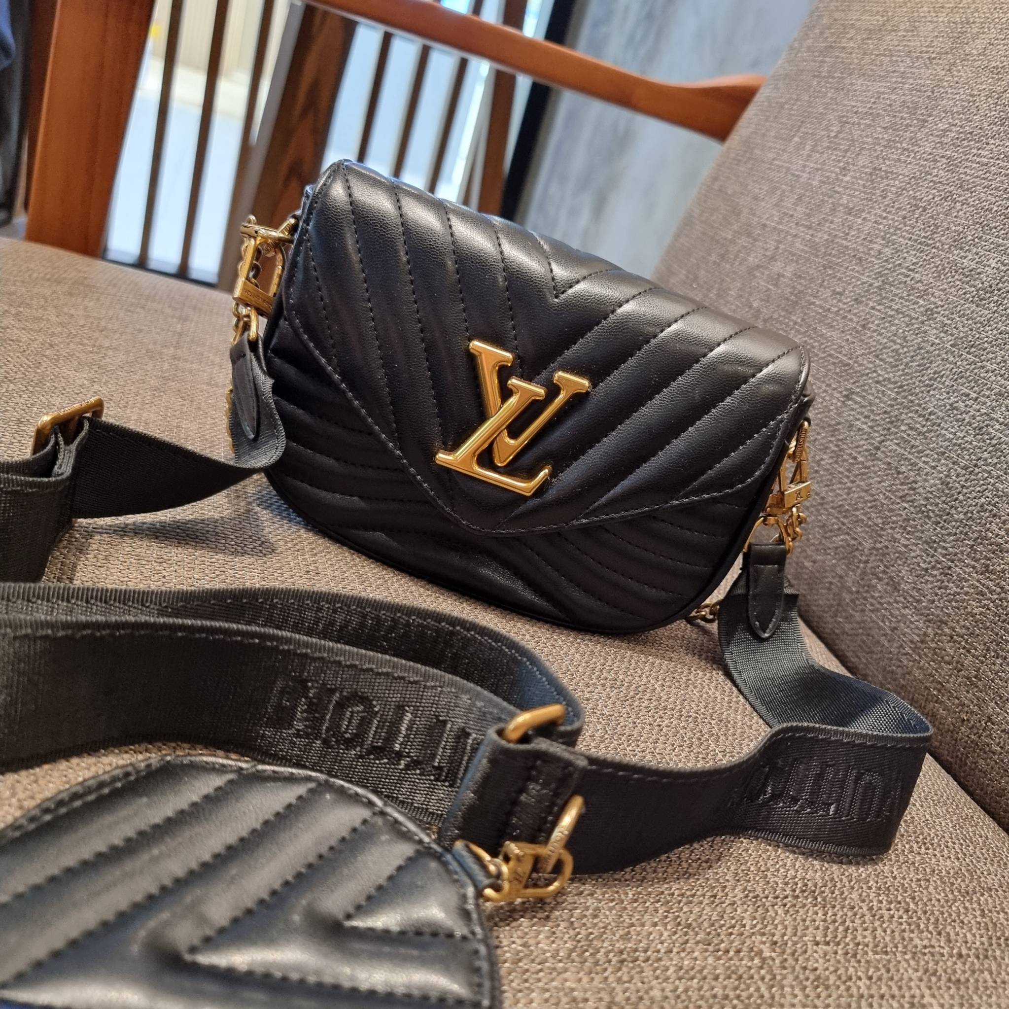 LV new wave pochette multi bag กระเป๋าสะพายมัลติฟังก์ชั่น สุดหรู มาพร้อม box set รับรองว่าดีงาม ลูกเล่นคลาสสิคผสานความวินเทจ มีสายสะพายให้ 2 เส้น และกระเป๋าใบลูก เล็กน่ารัก วัสดุหนังแท้ ภายในเป็นช่องโล่ง แบ่งสัดส่วนมีช่องย่อย ใบนี้ปรับใช้ได้หลายสไตล์ ลุคไ