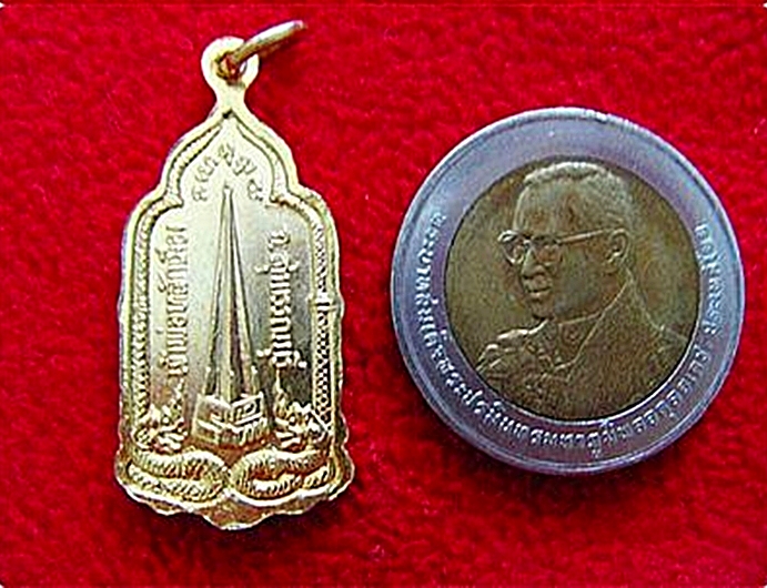 สินค้าหมดค่ะ เหรียญเจ้าพ่อหลักเมืองสุพรรณบุรี เนื้อกะไหล่ทองลงยาสีฟ้าค่ะ