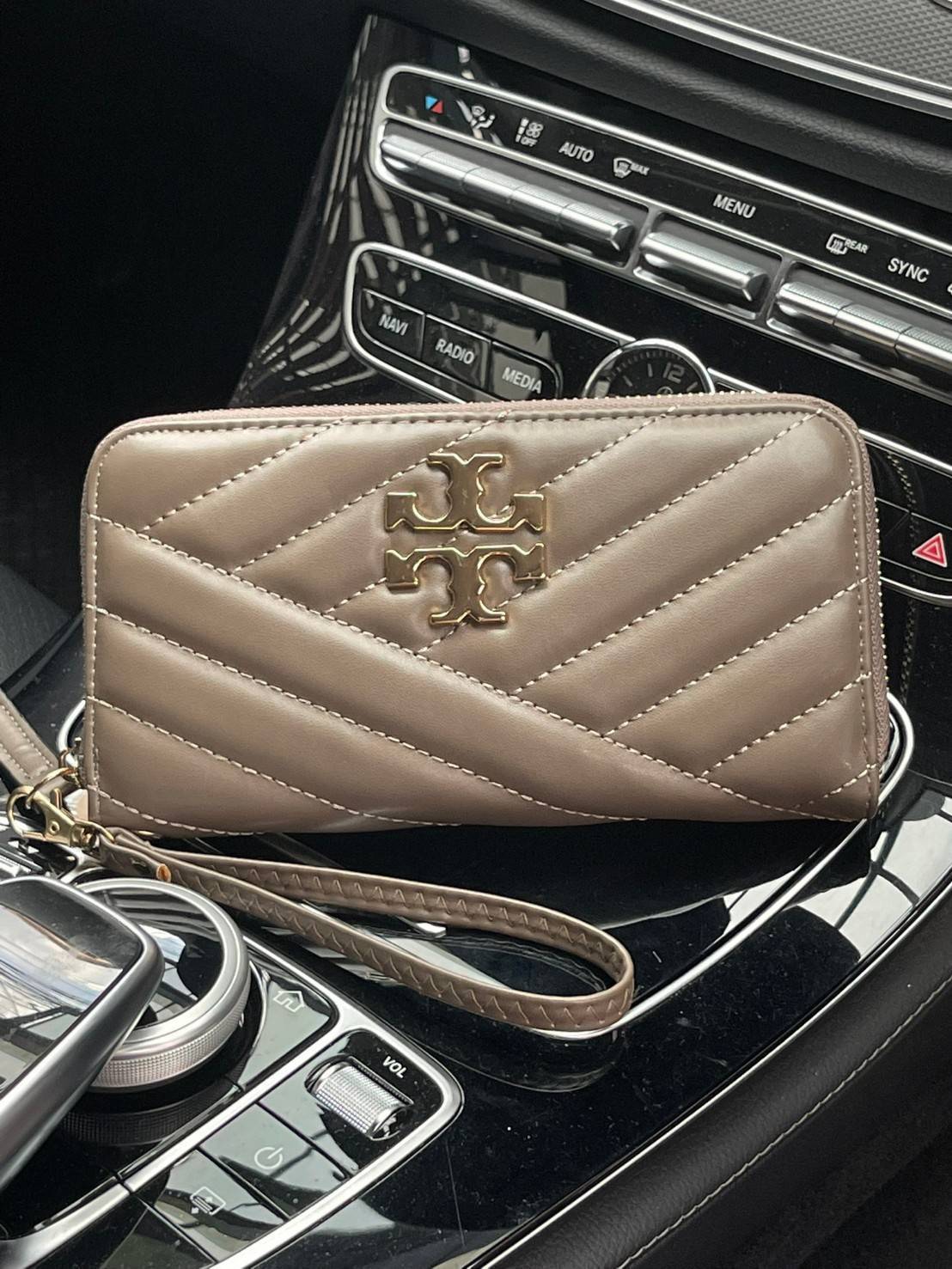 Tory Burch Kira Long Wallet กระเป๋าสตางค์ใบนี้รับรองว่า ถูกอกถูกใจของสาว ๆ ที่ชอบความเรียบหรูอย่างแน่นอน ด้วยดีไซน์โลโก้แบรนด์ที่เรียบง่าย ด้านในมีช่องหลัก 3 ช่อง ที่ช่วยให้คุณจัดเก็บธนบัตรและสิ่งต่าง ๆ ได้อย่างเป็นระเบียบ มาพร้อมกับช่องใส่เหรียญขนาดใหญ่