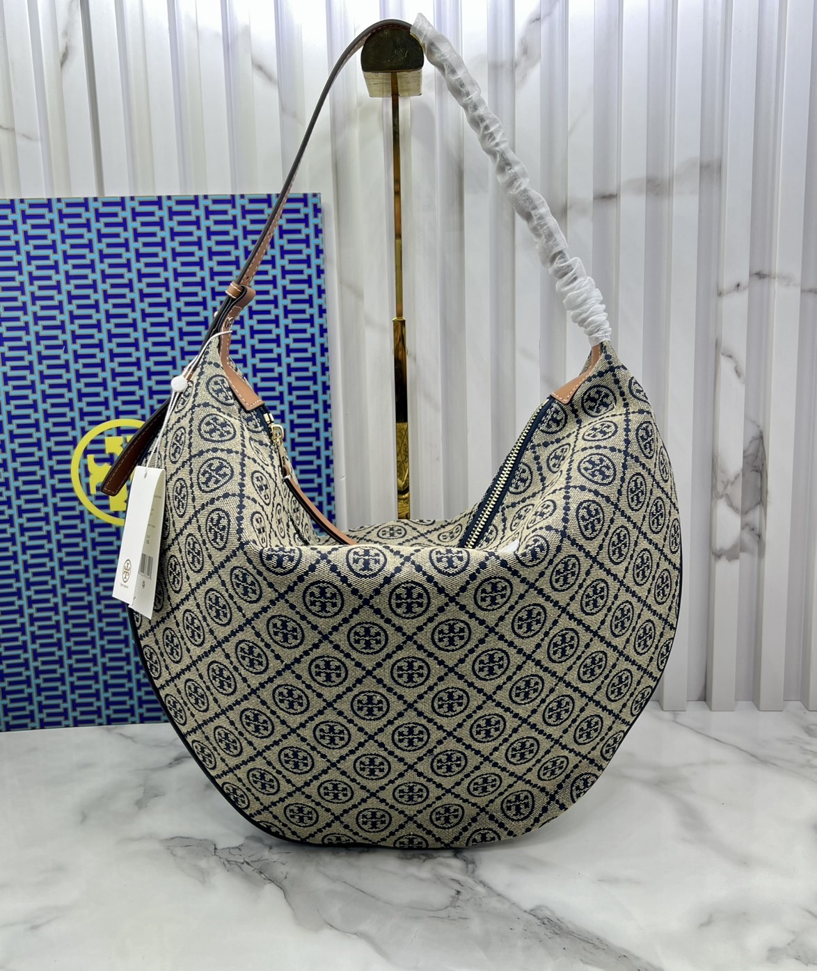 ORI หนังแท้ | Tory Burch T Monogram Balloon Bag 40cm กระเป๋าสะพายทรงโฮโบใบใหญ่ ถือหรือคล้องไหล่รูปทรงใหม่บอลลูนสวยหรูด้วยลายโมโนแกรมเต็มใบ ภายในโล่งกว้างจุของได้เยอะ คอลเลคชั่นใหม่มาแรง!