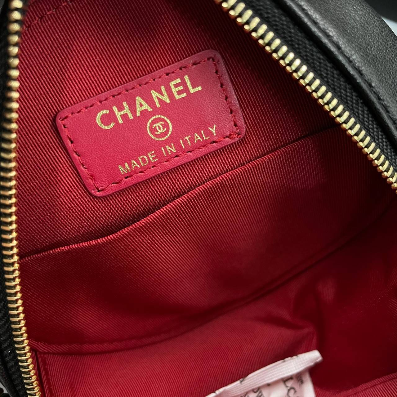 พรีเมี่ยมกิ๊ฟแท้ 100% 】CHANEL CLASSIC CLUTCH CHAIN BAG (GWP) รุ่นนี้มีความพิเศษไฮคลาสมากๆ หนังแท้ สายโซ่เงินทองสลับสี งานสวยเนี๊ยบมากๆ หนังมีความวาวเมทัลลิกทุกสี ให้สัมผัสดีน่ามอง หรูหราระดับเวิลคลาสมากค่ะ เป็นรุ่น World Class for Member Gift คุณภาพเกินรา