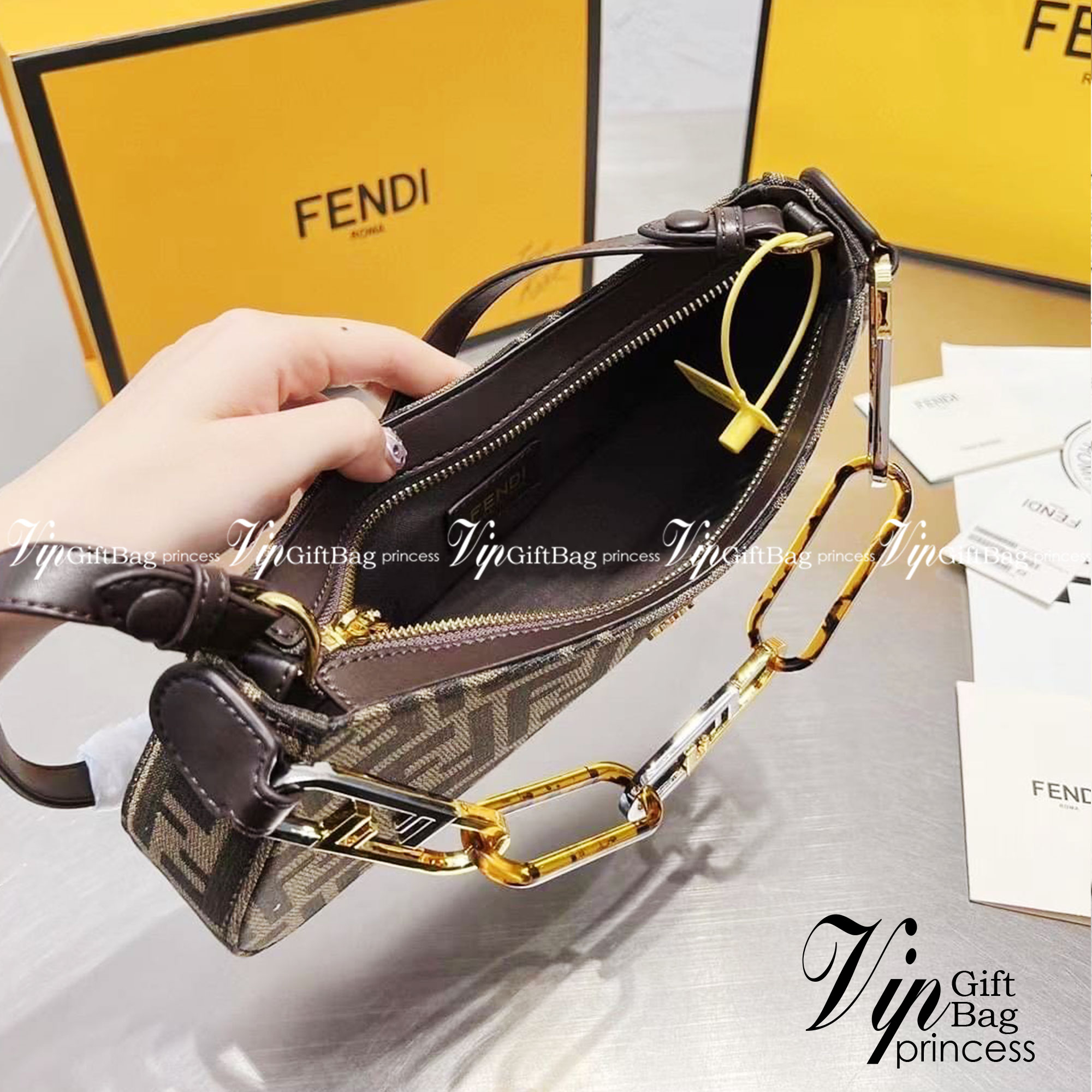 Fendi O'Lock Swing tapestry fabric pouch / Fendi Shoulder Bag กระเป๋าสพายไหล่เฟนดิ พร้อมสายสะพาย 2 เส้น สวยหรู ภาพถ่ายจากงานขายจริง ใช้งานต่างประเทศได้