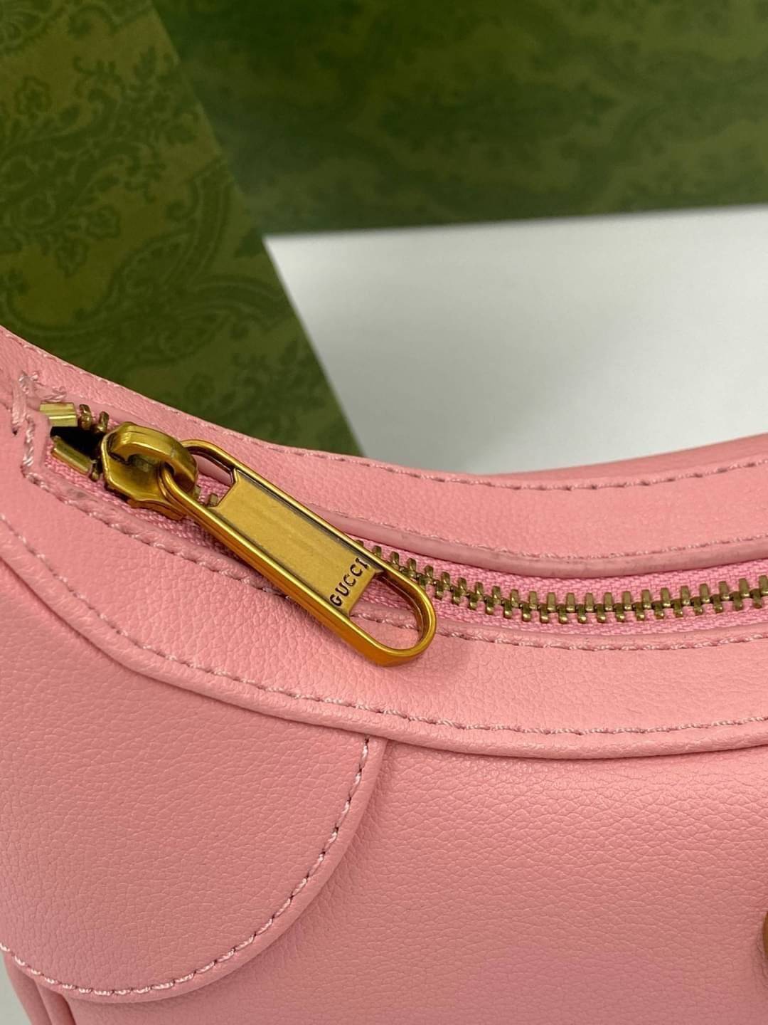 GUCCI Aphrodite small shoulder bag กระเป๋าสะพายทรงคลาสสิค ดีไซน์ย้อนยุคผสานความโมเดิร์นด้วยรูปทรงพอช ที่ใช้งานได้ทุกสไตล์ วัสดุหนังแคนวาส ทนทาน ภายในกระเป๋าเป็นช่องโล่ง