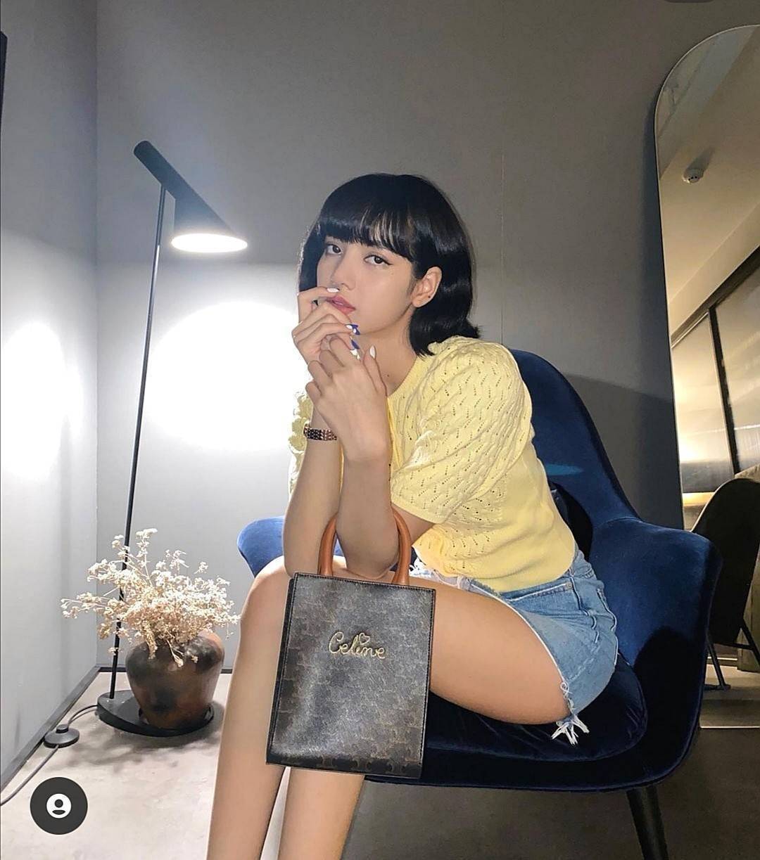 CELINE MINI HAND CARRY AND CROSSBODY BAG VIP GIFT WITH PURCHASE (GWP) พรีเมี่ยมกิ๊ฟ Limited จาก CELINE HAUTE PARFUME DUTYFREE COUNTER วัสดุ COATED CANVAS ดีไซน์ทรงเหลี่ยมสวยหรูสุดคลาสสิคในสไตล์สาว Lisa หนังสวยอยู่ทรงกันน้ำ มีโลโก้แบรนด์ด้านหน้า ภายในโล่งก