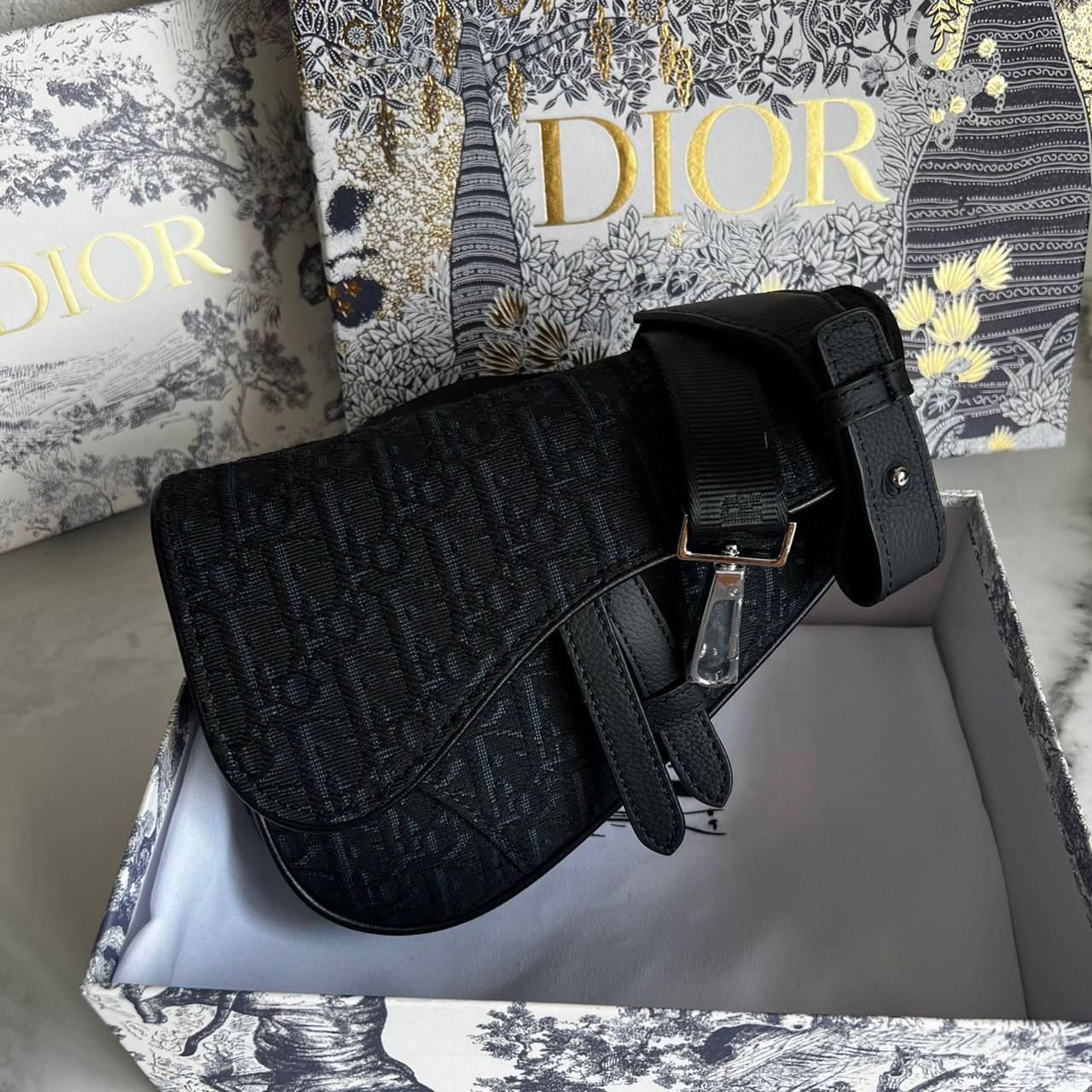 หนังแท้ DIOR SADDLE BELT BAG รุ่นสุดฮิต สามารถคาดอกสะพายข้างหรือคาดเอวก็ได้สามารถใช่งานได้ทั้งชาย/หญิง งานสวยมากพร้อมอุปกรณ์ครบชุด เกรดออริงานเทียบเท่าของแท้เลย กระเป๋ารุ่นยอดนิยมตามแบบฉบับแบรนด์ พร้อมส่งที่ไทย เกรดออริจินอลผ้าแจ๊คการ์ดและหนังแท้ ภาพสินค้