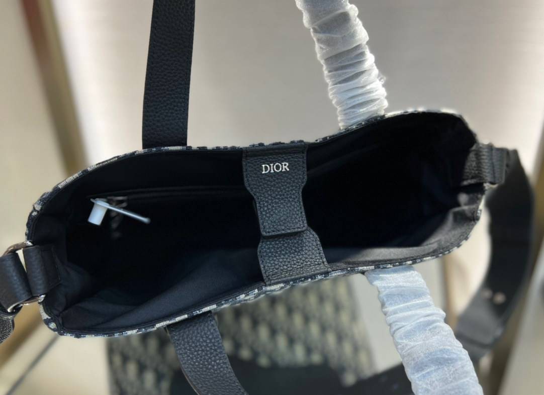 หนังแท้ SADDLE TOTE BAG WITH SHOULDER STRAP Beige and Black Dior Oblique Jacquard พร้อมส่งที่ไทย เกรดออริจินอลหนังแท้และผ้าแจ็คการ์ดอย่างดีทั้งใบ ภาพสินค้าถ่ายจากงานขายจริง ใช้งานต่างประเทศได้