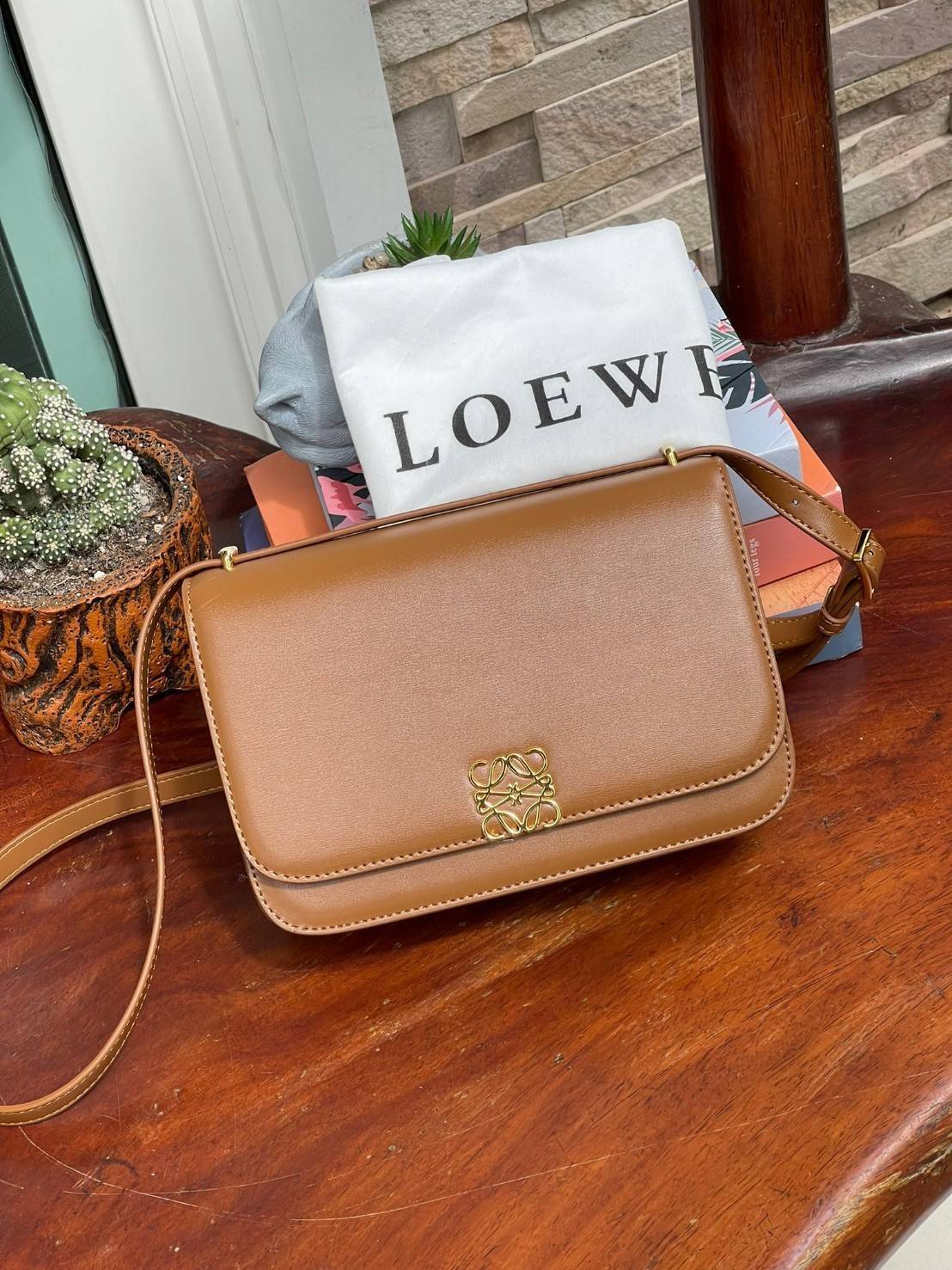 Medium : LOEWE Goya anagram leather shoulder bag กระเป๋าทรง GOYA รูปทรงกล่องอันคลาสสิกที่มาพร้อมรายละเอียดอันน่าค้นหา พร้อมด้วยโครงสร้างที่เปี่ยมไปด้วยสเน่ห์น่าค้นหา มีช่องใส่ของขนาดกว้างและเป็นทรงทำให้การจัดการสิ่งของต่างๆ ของสาวๆ นั้นง่ายดายมากยิ่งขึ้น 