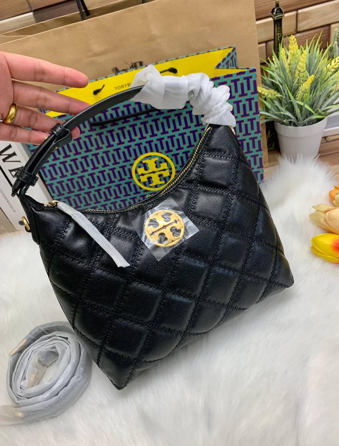 TORY BURCH WILLA MINI HOBO พร้อมส่งที่ไทย น้องน่ารัก กระทัดรัด น่าใช้มากๆเลยค่าา! กระเป๋หิ้วหรือสะพายข้างได้ ทรสวย หนังแท้อย่างดี หนังนิ่มลายนวม สวยมากๆค่ะ เปิดปิดกระเป๋าแบบซิป ภายในโล่งสามารถใส่กระเป๋าเงินใบยาวได้;ของจำเป็นอื่นๆได้พอประมานเลยนะคะ พร้อมช่