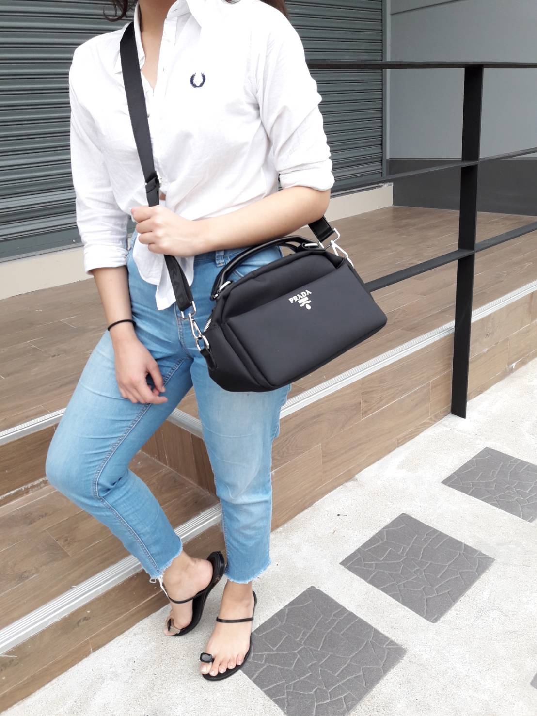 มาใหม่ค้า! จากงานพรีเมี่ยมกิ้ฟแบรนด์ดังอย่าง Prada กระเป๋าดีไซน์สวยใช้ได้ทุกเพศเลยคะ ตัวกระเป๋าทำจาก Polyester ทั้งใบ กันน้ำได้ค้า อะไหล่เงินสุดหรู ด้านหน้ามีช่องซิปหนึ่งช่องใส่ของได้จุกจิกหยิบง่าย ด้านในมีช่องซิปอีก 2 ช่องใหญ่ เก็บสัมภาระได้ครบ **จบในใบเ