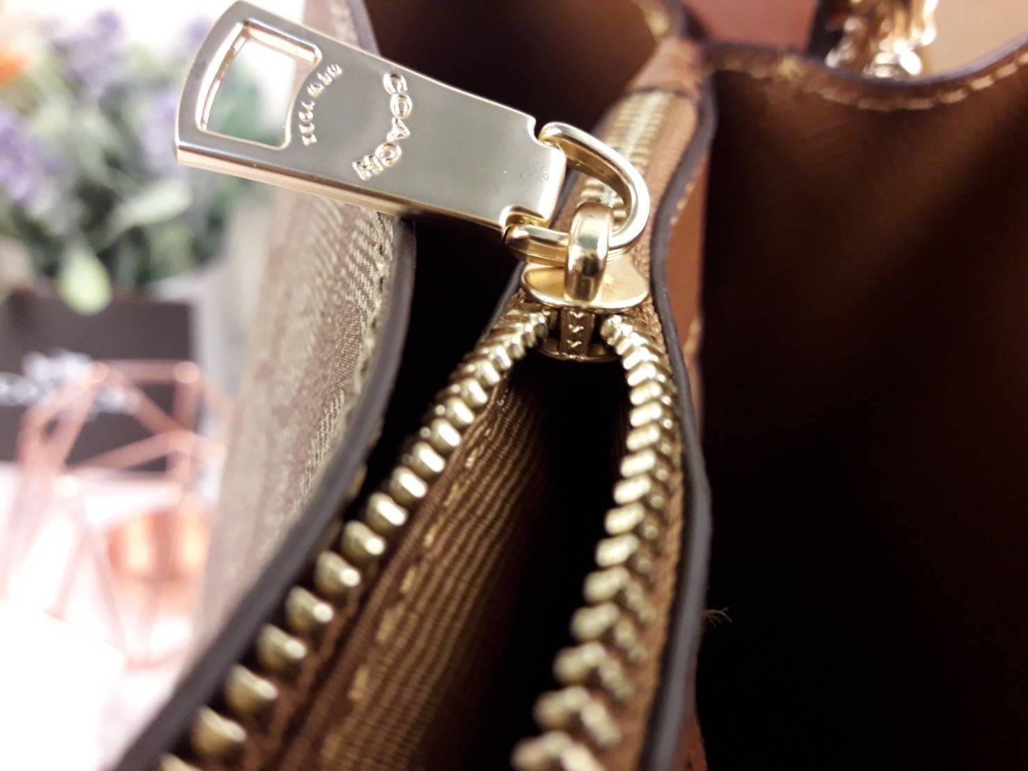 ใบใหญ่ 10" COACH TOWN BUCKET BAG IN SIGNATURE CANVAS (COACH 91512) 🌺 เป็นสีที่ขายดีมากๆ และหายากมากๆด้วย!! //ขนาด 10 นิ้ว ใส่ของได้จุใจ!! //กระเป๋าสะพายข้าง //วัสดุหนังแคนวาสอย่างดี หนังสวย อยู่ทรง มีสายสะพายยาว ใช้สะพายเป็นคลอสบอดี้ได้ สายยา