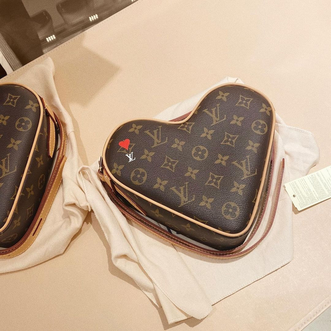 VIP GIFT 】หนังแท้ LOUIS VUITTON Monogram Game On Coeur "HEART" กระเป๋าสะพายรูปทรงหัวใจดีไซน์เผ็ดมากกก!! ภายในเป็นช่องโล่ง สายสะพายปรับใช้ได้ตามสะดวก ใบจริงสวยงามเบอร์ล้าน สาวๆ ต้องหลงรักแน่นอนเลยค่ะ