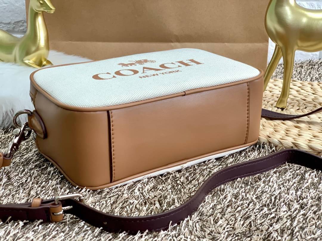 COACH JES CROSSBODY BAG ((6519)) พร้อมส่งที่ไทยก่อนใคร! กระเป๋าสะพายแบบครอสบอดี้ร์ วัสดุแคนวาส+หนัง ได้ลงตัวสวยงามค่ะ สีของกระเป๋าดูละมุลตาดีมากค่ะ ✔️ตัวกระเป๋ามี2ช่องซิปหลัก ภายในกว้างสามารถใส่กระเป๋าเงินใบยาวได้;มือถือได้ทุกรุ่น;ของจำเป็นอื่นๆได้