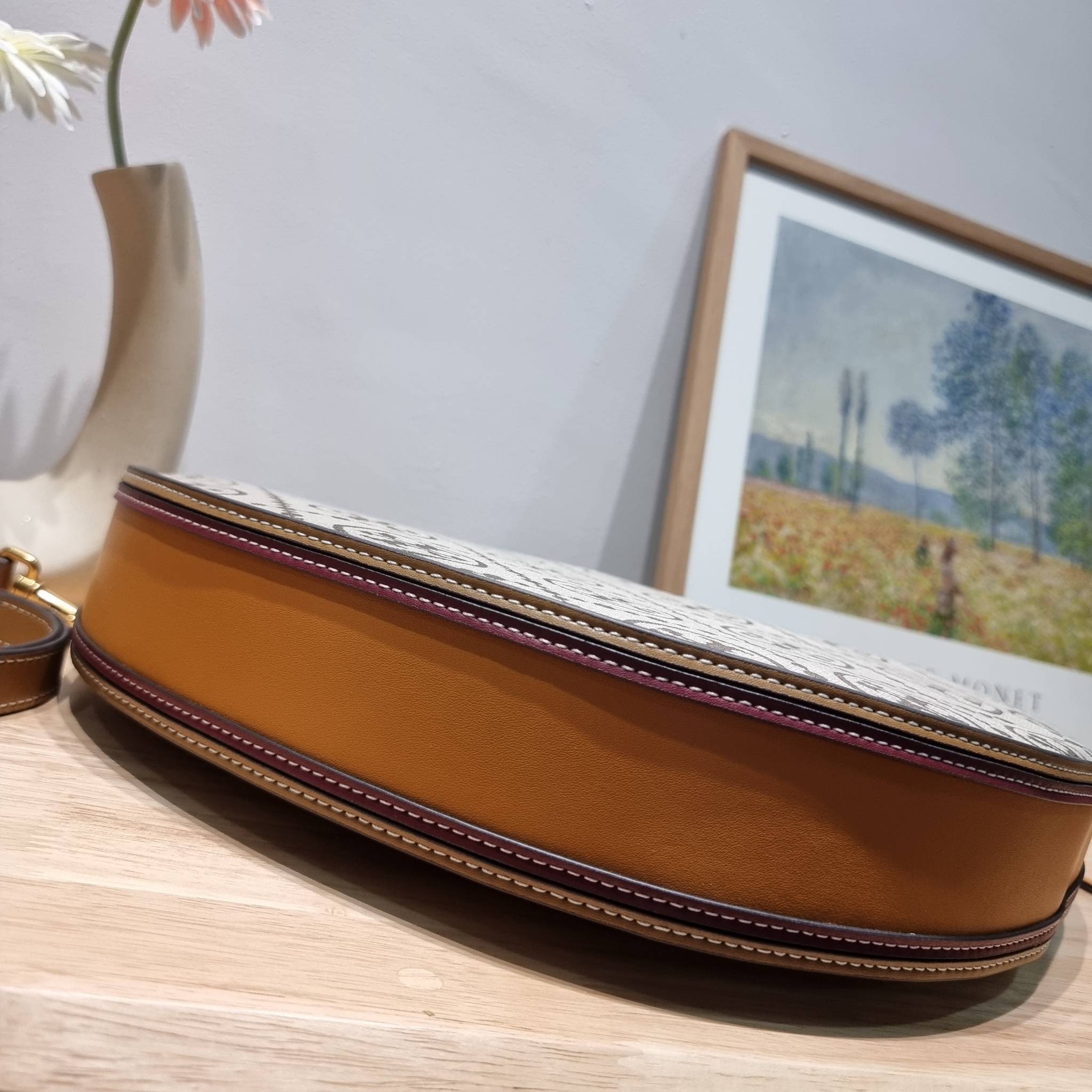 ใบใหญ่ 35cm Tory Burch T Monogram Medium Crescent Bag / TORY BURCH T MONOGRAM JACQUARD CRESCENT BAG ไซส์ใหญ่กับไอเท็มสุดร้อนแรง เซเลปรีวิวเยอะมาก!! สาวๆตามหากันไปอีก กระเป๋าทรง half moon ที่ดีไซน์บนผ้า jacquard ลวดลายซิกเนเจอร์ เรียบหรู ผู้ดีมากแม่! มาพร้