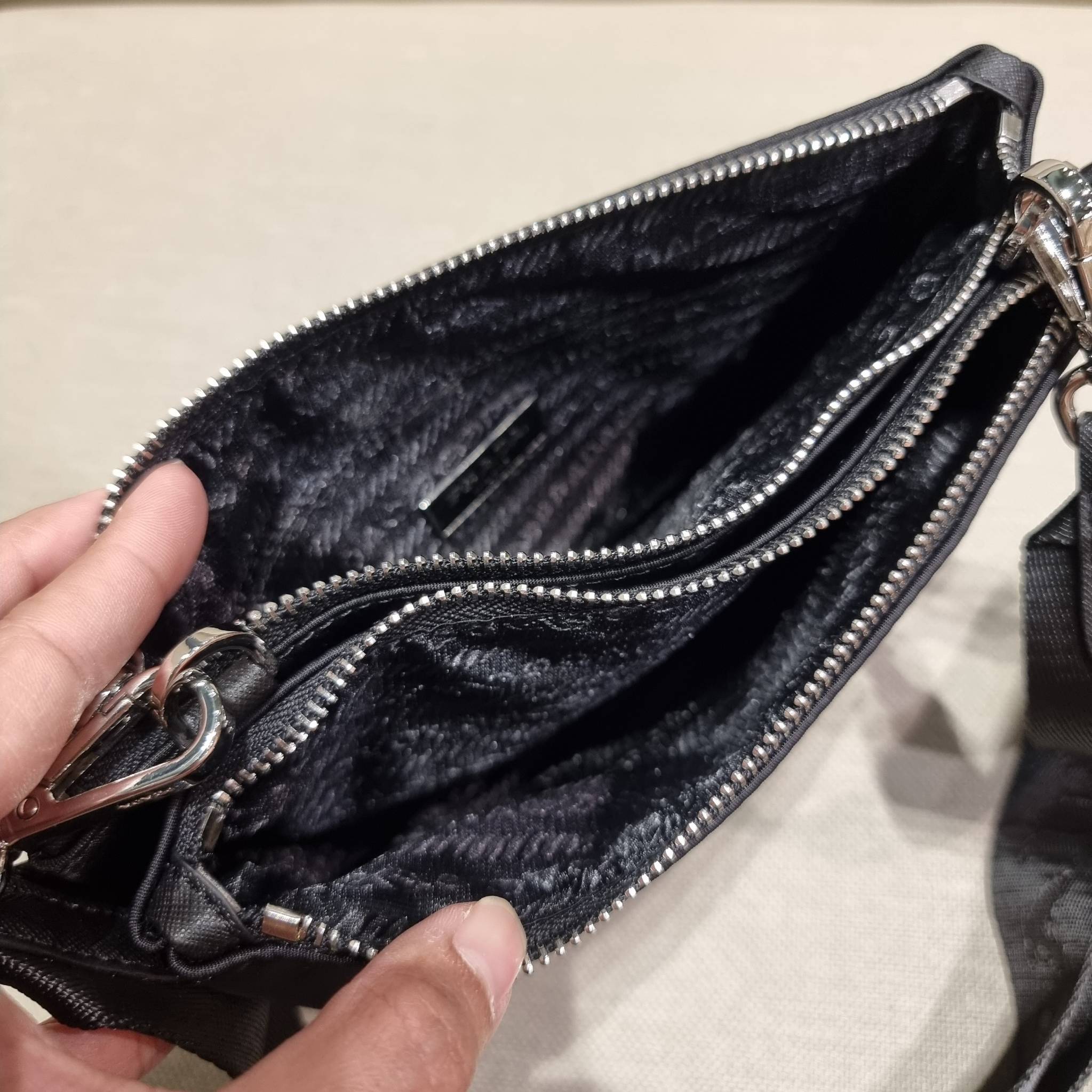 PRADA RE-EDITION 2000 RE-NYLON SHOULDER BAG ไอเท็มสุดโปรด unisex กระเป๋าสะพายข้าง ดีไซน์เรียบง่าย แต่มีความหรูในตัว รูปทรงพกพาสะดวก หยิบใช้ได้ในทุกๆวัน อีกหนึ่งคอลเลคชั่นขายดี วัสดุผ้าไนล่อนคุณภาพ พร้อมใบลูก ไว้ใส่เหรียญ ใส่กุญแจได้สารพัด เปิด-ปิดด้วยซิปห