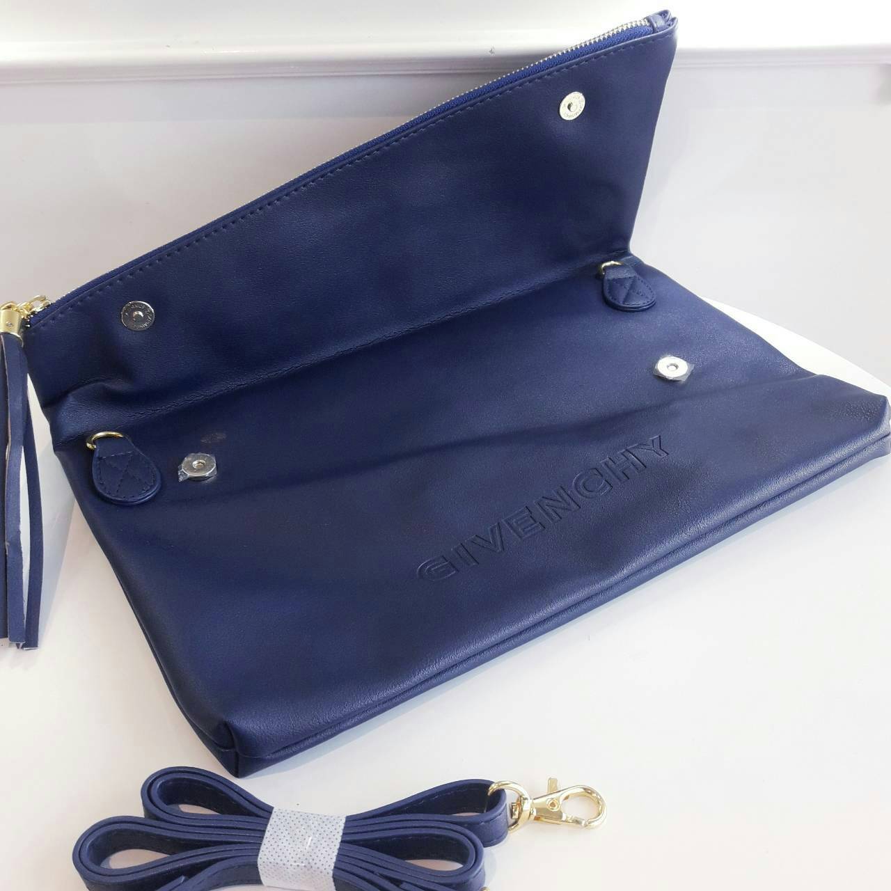 GIVENCHY ENVELOPE CLUTCH BAG กระเป๋าสะพายหรือ cluth bag วัสดุหนัง PU. ดีไซน์เก๋ ซิปเฉียงพร้อมซิปแบบพู่ สามารถสะพายหรือถือเป็น cluth ได้ค่ะ ภายในจุได้เยอะ ใส่ มีช่องซิปเล็กอีก 1 ช่อง ซับในลายแบรนด์ ใบนี้ all in 1 ค่ะ คุ้มสุดๆ