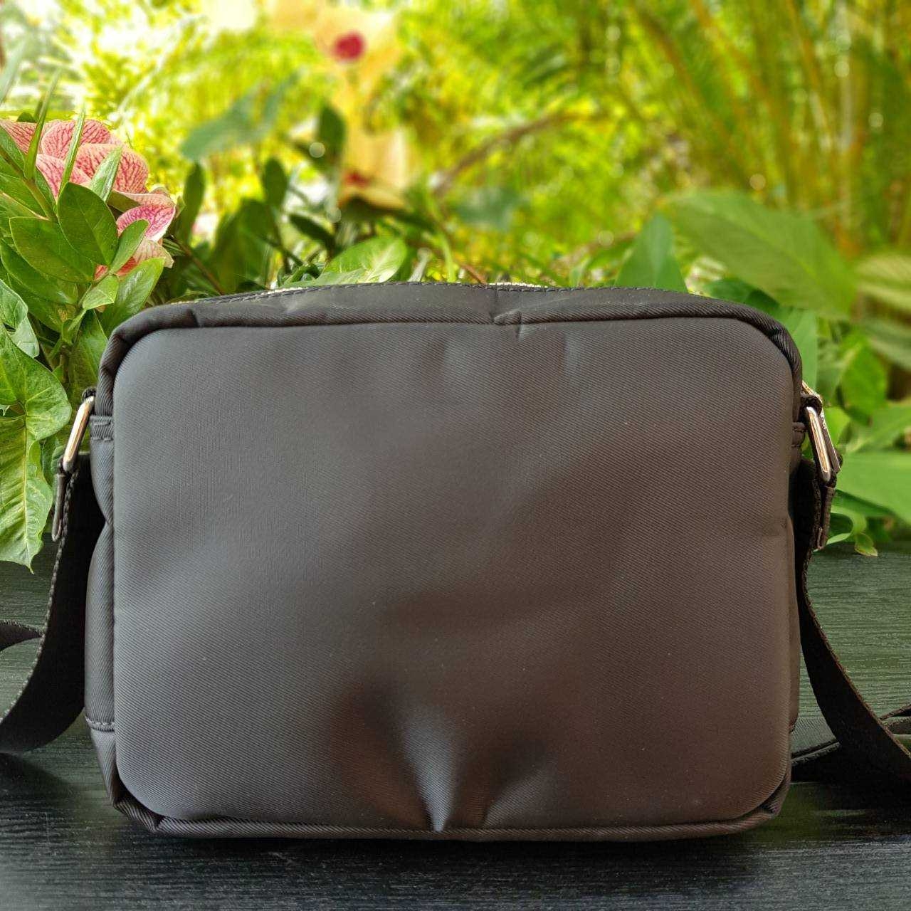 PRADA RE-NYLON MESSENGER BAG BLACK กระเป๋าสะพายทรง Messenger รุ่น Unisex ขนาดกำลังดี ดีไซน์เรียบ แต่หรูหรา สไตล์ Prada สายสะพายยาวปรับระดับได้ สามารถสะพายไหล่ และครอสบอดี้