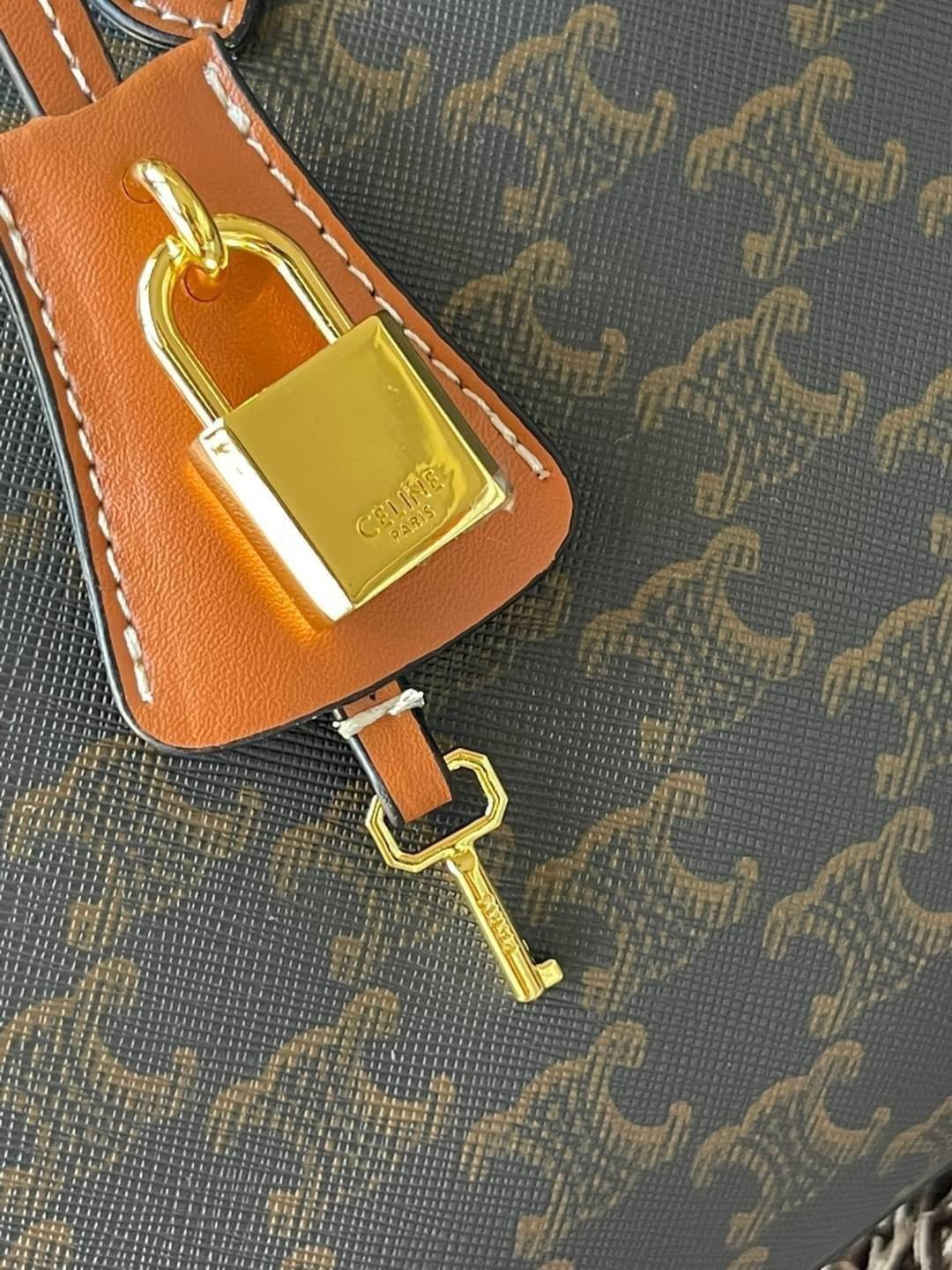 Celine Horizontal Cabas In Triomphe Canvas / Celine tote bag สายชอบพกของเยอะ ต้องหยิบของในกระเป๋าบ่อย รุ่นนี้ก็เป็นอีกตัวเลือกที่น่าสนใจค่ะ เพราะนอกจากจะจุของได้เยอะแล้วดีไซน์ยังเรียบสวยมีกลิ่นอายความวินเทจ อีกทั้งขนาดกระเป๋าใหญ่กำลังดีไม่เกะกะ เคลื่อนไหว