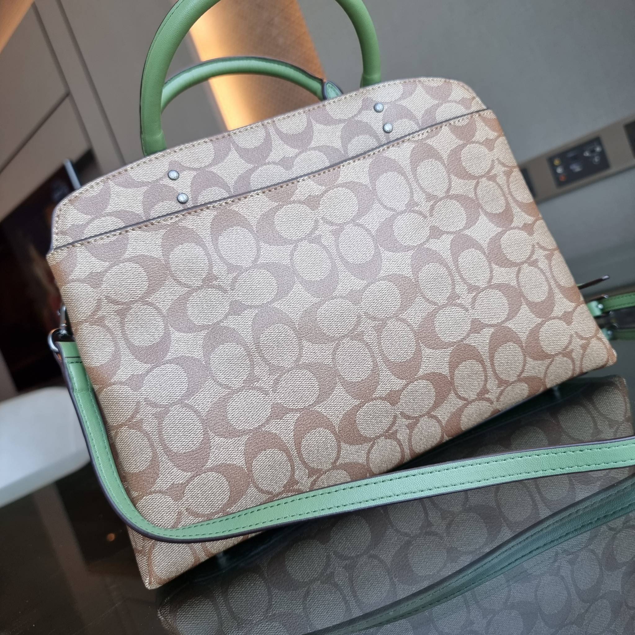 COACH F91495 LILLIE CARRYALL IN SIGNATURE CANVAS สีใหม่ล่าสุด กับรุ่นที่สุดของความขายดี รอบนี้ใบใหญ่จุใจ กระเป๋าสะพายทรงสวย ที่ดีไซน์ออกมาให้ใช้งานง่าย สะดวก สวย หรู ดูดี!! วัสดุหนังแคนวาสเคลือบลาย มาพร้อมสายสะพายข้างและหูจับในตัว ถอดออกถือคล้องแขนเก๋ๆ หร