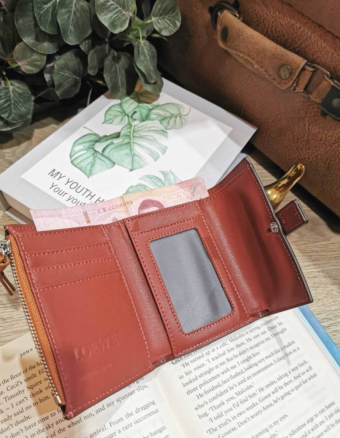 LOEWE SHORT WALLET VIP กระเป๋าสตางค์โลเอเว่ วัสดุหนังแท้เทคเจอร์สวยอยู่ทรงปั้มโลโก้แบรนด์ด้านหน้าเปิดปิดด้วยกระดุม ภายในมีทั้งช่องใส่รูป ช่องใส่ธนบัตร ใส่แบงก์พัน ช่องใส่บัตรหลายช่อง มีช่องซิปใส่เหรียญ พกพาสะดวกไอเท็มแนะนำสวยน่าใช้ พร้อมส่งที่ไทยสุดคุ้มห้