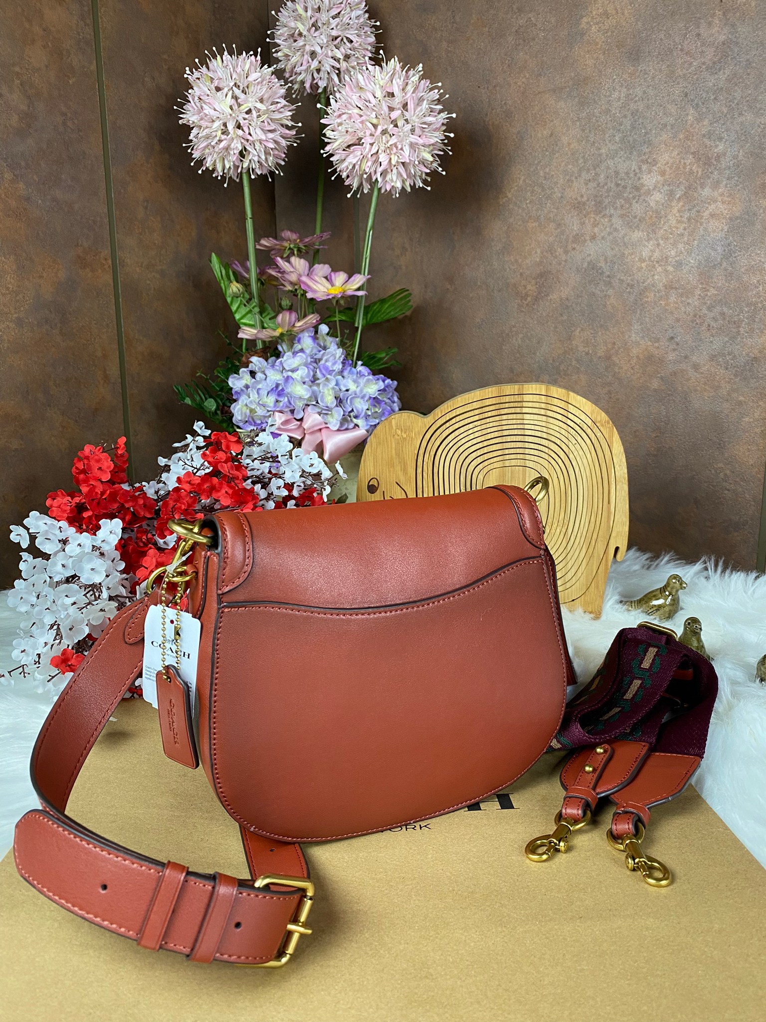 OUTLET 】COACH BEAT SADDLE BAG 10 แบบพร้อมส่ง จุกๆ เลยค่า The best item! ที่สาวๆรอคอย! ฮอตไฟลุก! สีหายาก ละมุนคุณหนู คอลเลคชั่นใหม่ ดีไซน์หรูหรา พิเศษมากๆมาพร้อมสายสะพาย 2 เส้น ใช้คู่กันหรือแยกสะพายก็สวยครบสูตร กระเป๋าสะพายทรง saddle คลาสสิค วัสดุหนัง glov