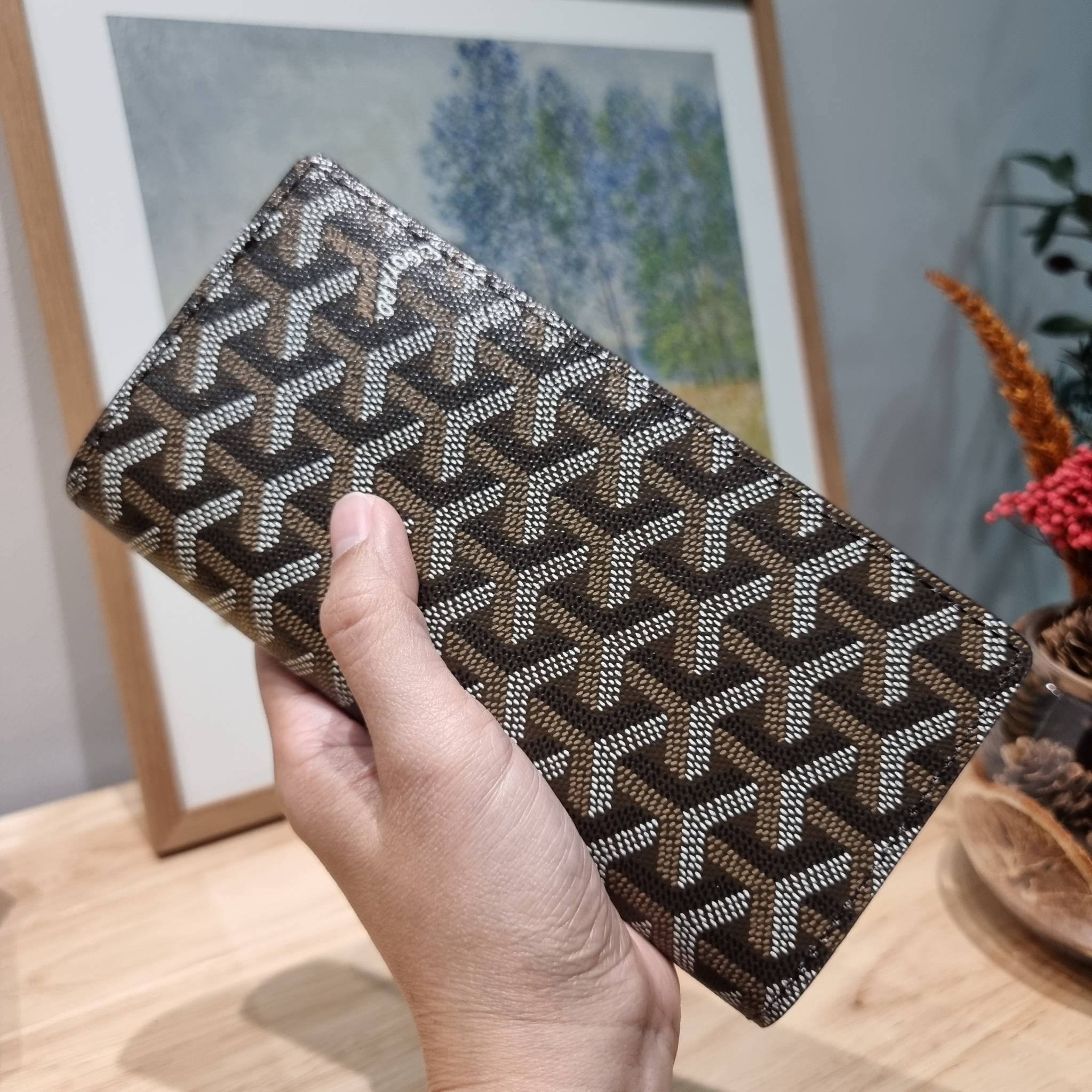 Goyard Bi Fold Long Wallet / GOYARD FLAP WALLET / Goyard Long Wallet กระเป๋าสตางค์ใบยาว รุ่น unisex ที่ใช้ได้ทั้งหนุ่มๆและสาวๆ ไอเท็มนี้ตอบโจทย์สำหรับคนที่ชอบเก็บบัตรเยอะๆ
