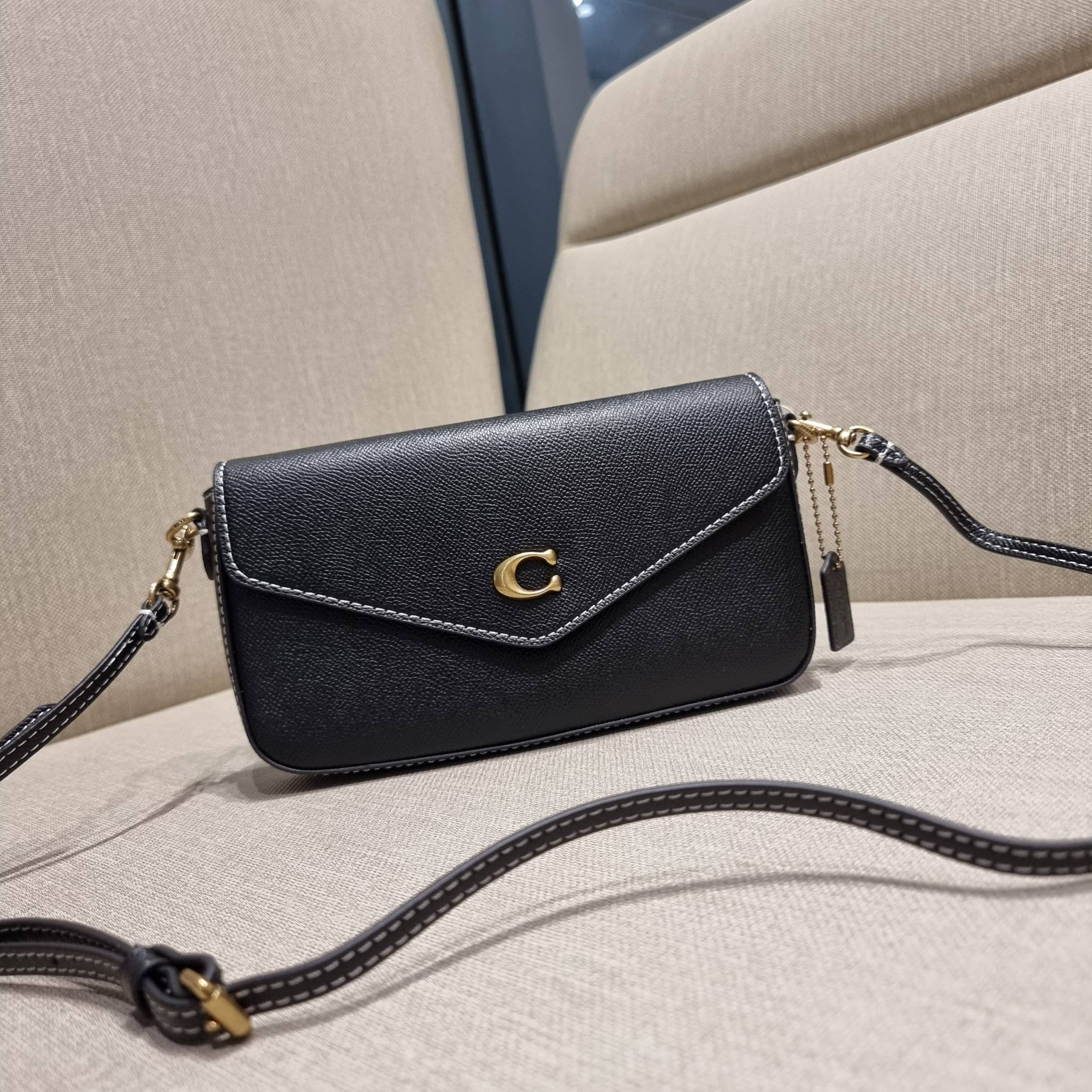 COACH C8439 WYNN CROSSBODY ใหม่ล่าสุด พร้อมเสิร์ฟความหรู ดูดีแบบน้อยแต่มาก กระเป๋าสะพายครอสบอดี้ ที่ซ่อนดีเทลดีงาม มีช่องเสียบบัตรแยกใช้ได้ หรือจะใส่ไว้ในกระเป๋า เพื่อแบ่งสัดส่วนให้ดูน่าใช้ วัสดุหนังวัวลายเกรน เส้นคมสวย เปิด-ปิดด้วยกระดุมแม่เหล็ก สะดวกใช้