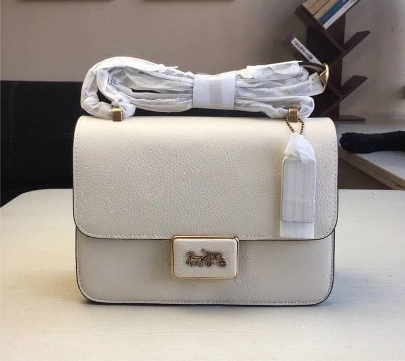 COACH ALIE SHOULDER BAG ((4615)) กระเป๋าสะพายข้างหรือสามารถทบสายกันเพื่อคล้องไหล่ได้ค่ะ วัสดุหนังแท้ หนังนิ่มสวยงามมากๆค่ะ ด้านหน้าเป็นแผ่นโลหะแบรนด์ดูหรูทีเดียว เปิดปิดกระเป๋าแบบกดล็อค ภายในแบ่งช่องหลักหนึ่งช่องค่อนข้างกว้างใส่มือถือได้ทุกรุ่น;กระเป๋าเงิ