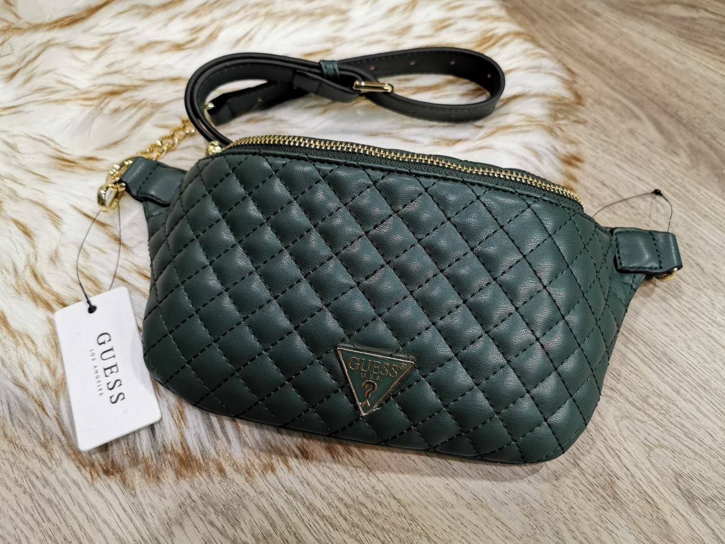 Guess Woman Factory Belt Bag กระเป๋าสะพาย/คาดเอว/คาดอก รุ่นใหม่ดีไซน์ยอดนิยมจาก GUESS FACTORY วัสดุหนังเเกะสังเคราะห์เนื้อหนานิ่มลายตาราง เปิดปิดด้วยซิปสะดวกใช้ ด้านหน้ามีโลโก้ ภายในมีโลโก้และช่องซิป มาพร้อมสายสะพายให้เลือกใช้ถึง2แบบไม่จำเจ ทั้งสายโซ่และส