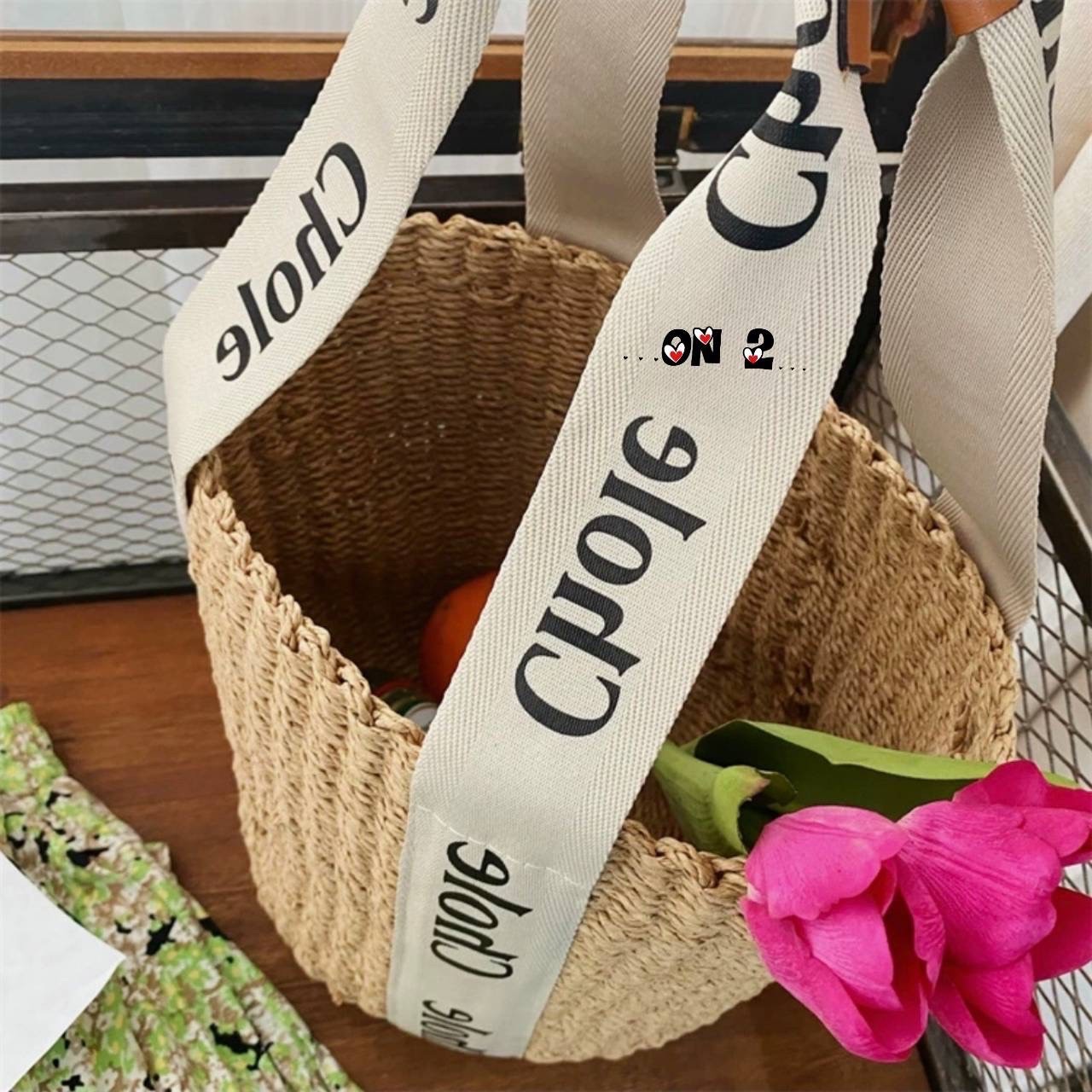 CHLOE small woody basket / Chloe bucket กระเป๋าสะพายสานทรงตะกร้า ใบเล็ก ยอดฮิตติดลมของแบรนด์ ด้วยวัสดุสังเคราห์จากธรรมชาติ สานทอเต็มใบออกมาเป็นลวดลายสวยงาม