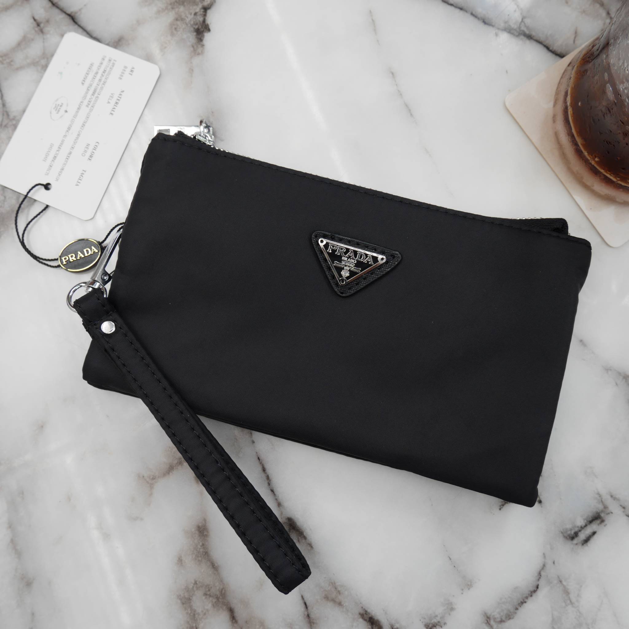 ได้งานมินิน่ารัก กระเป๋าคล้องมืองานพรีเมี่ยมกิ้ฟท์ จาก PRADA มาค้า ตัวนี้คุ้มสุดๆ โดดเด่นที่ ตัวกระเป๋าผ้าไนล่อน **อะไหล่เงินเงา น้ำหนักเบา สายคล้องแขนถอดได้ มีช่องแบ่งเก็บของ 3 ช่องซิปเลย ช่องตรงกลางสามารถ ใส่บัตรได้ด้วยค้า ใส่ iphone6 ได้น้าาา **สวยคุ้ม