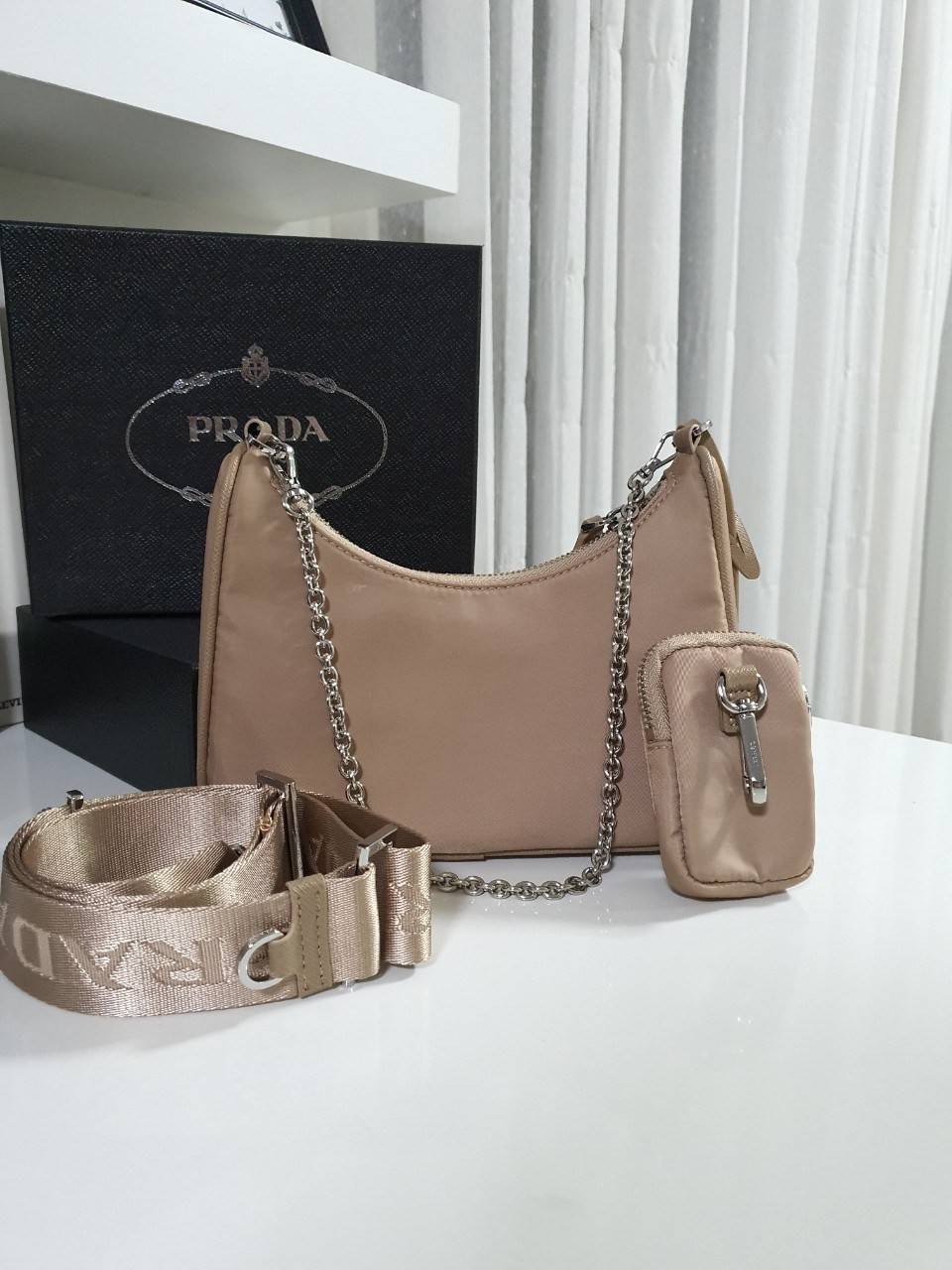 Prada Re-Edition 2005 Re-Nylon bag ใบเดียวคุ้มมากค่ะ อุปกรณ์ ครบชุด **ซื้อ1ได้ถึง3ไอเท็ม ทั้งสายยาว และกระเป๋าใส่เหรียญ และป้ายแท็คหนัง อย่างดี **อะไหล่ปั้มแบรนด์แท้ทุกจุด วัสดุทำจากผ้า Nylon อย่างดี กันน้ำได้ อยู่ทรงสวย สามารถใส่กระเป๋าตังค์ใบกลางได้ ถอด