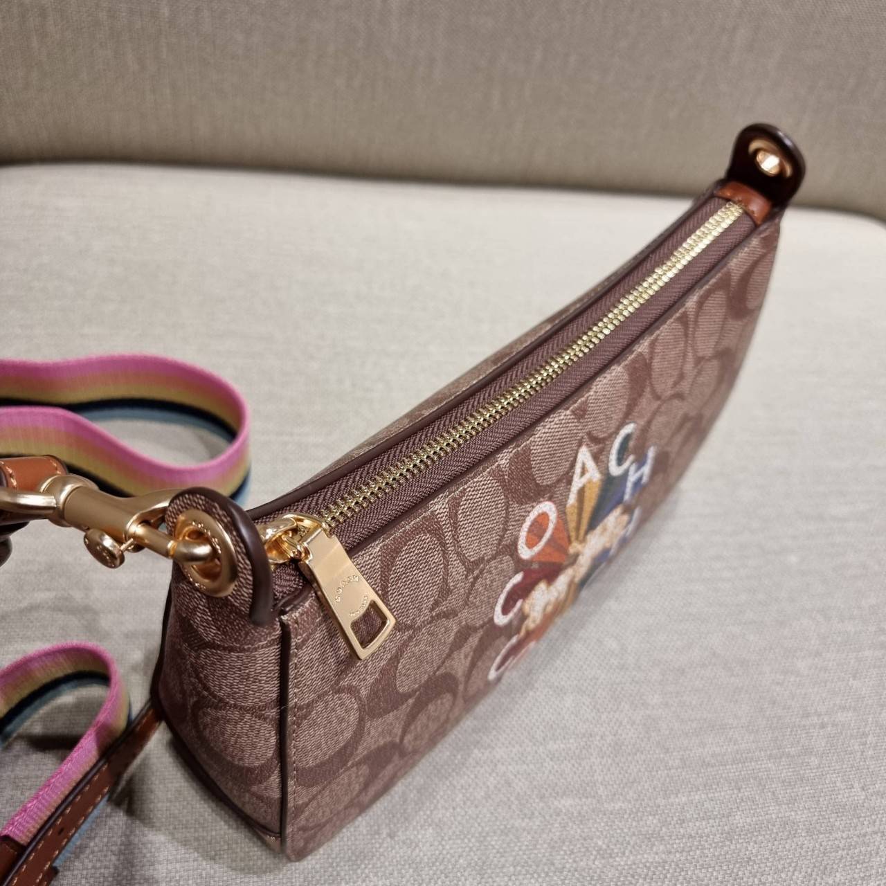 COACH C7264 C6823 C6817 JES BAGUETTE IN SIGNATURE CANVAS คอลเลคชั่นใหม่ล่าสุด พร้อมเสิร์ฟความสวยถึงบ้านเช่นเคย!! กระเป๋าสะพายทรงบาแกตต์ ดีไซน์ย้อนยุค ที่แอบแฝงความเรียบหรูดูแพงอยู่ในตัว โดดเด่นด้วยสายสะพายเส้นใหญ่ โทนสีคอนทราส ทำให้ไอเท็มนี้ดูมีลูกเล่นมาก