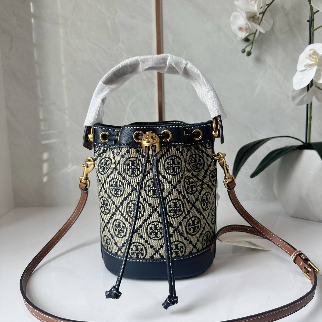 TORY BURCH T MONOGRAM JACQUARD MINI BUCKET BAG กระเป๋าทรงบัคเก็ตไซส์มินิ ทรงยอดนิยมขนาดน่ารัก