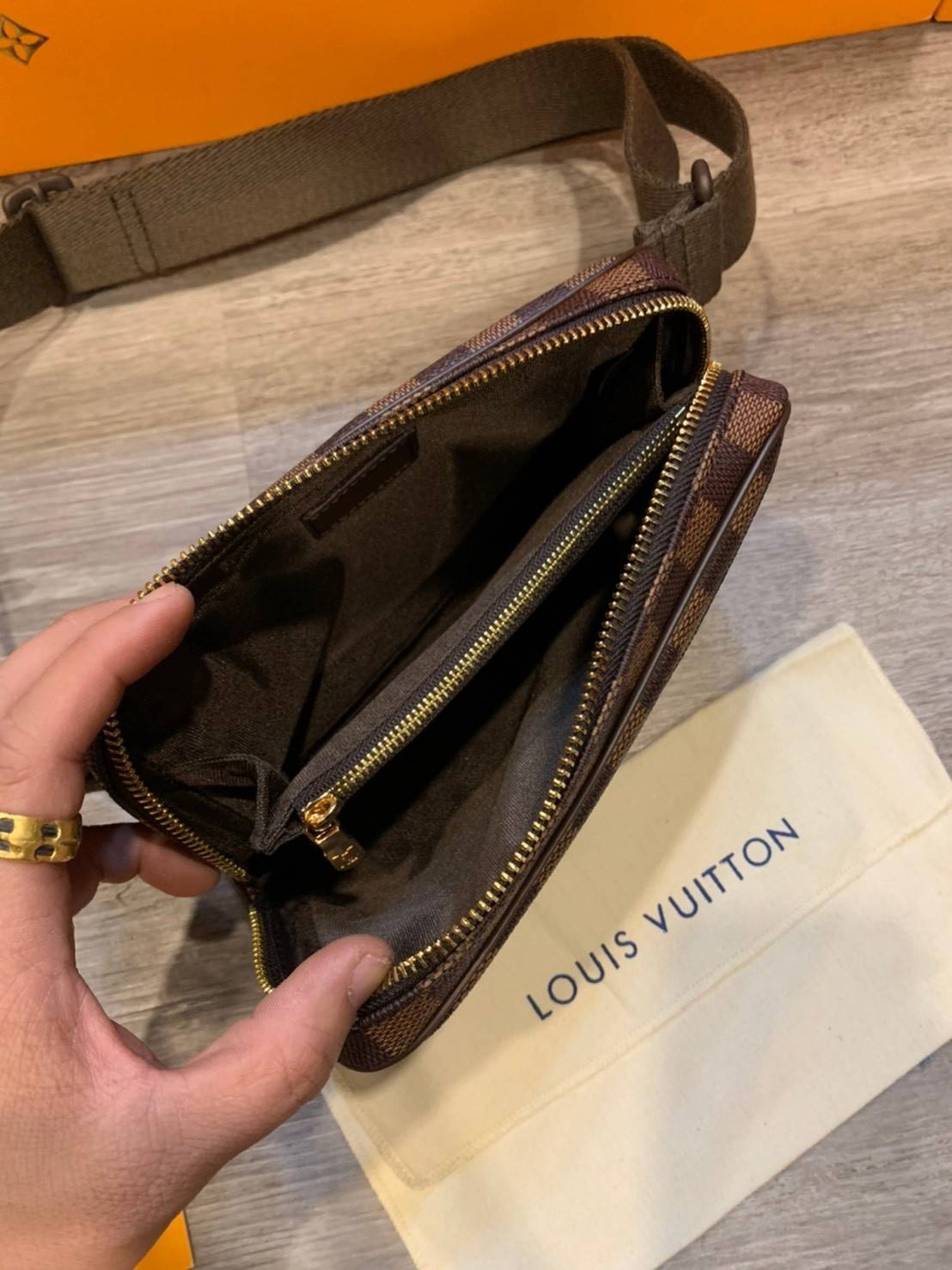 พร้อมส่งที่ไทย!! ที่นี่ที่เดียว LOUIS VUITTON Damier Ebene Brooklyn Bum Bag Louis Vuitton BeltBag กระเป๋าคาดอก คาดเอวสุดหรู งานหนังแท้ มีจำนวนจำกัดนะคะ