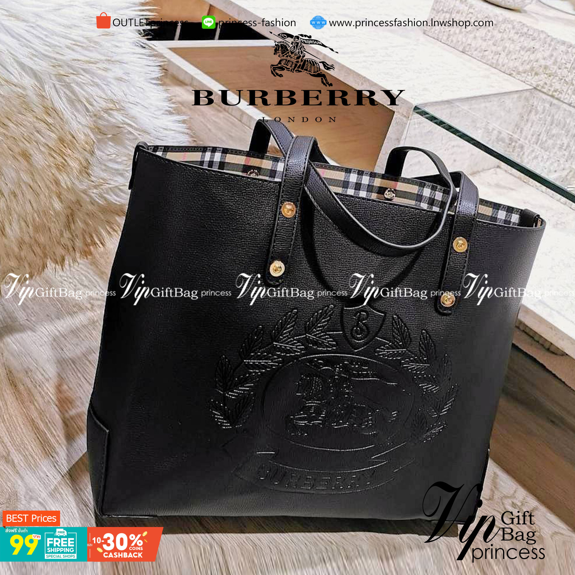 VIP 】BURBERRY FRAGRANCES TOTE BAG VIP GIFT WITH PURCHASE (GWP) พรีเมี่ยมกิ๊ฟ Limited Edition จาก BURBERRY PERFUME รุ่นแนะนำ ดีไซน์สวยโดดเด่นหนังสีดำขึ้นเทคเจอร์ด้านหน้ามีโลโล้แบรนด์ ภายในลายวินเทจสุดคลาสสิค โล่งกว้างมีช่องซิปเล็กและโลโก้ด้านใน สามารถใส่เอ