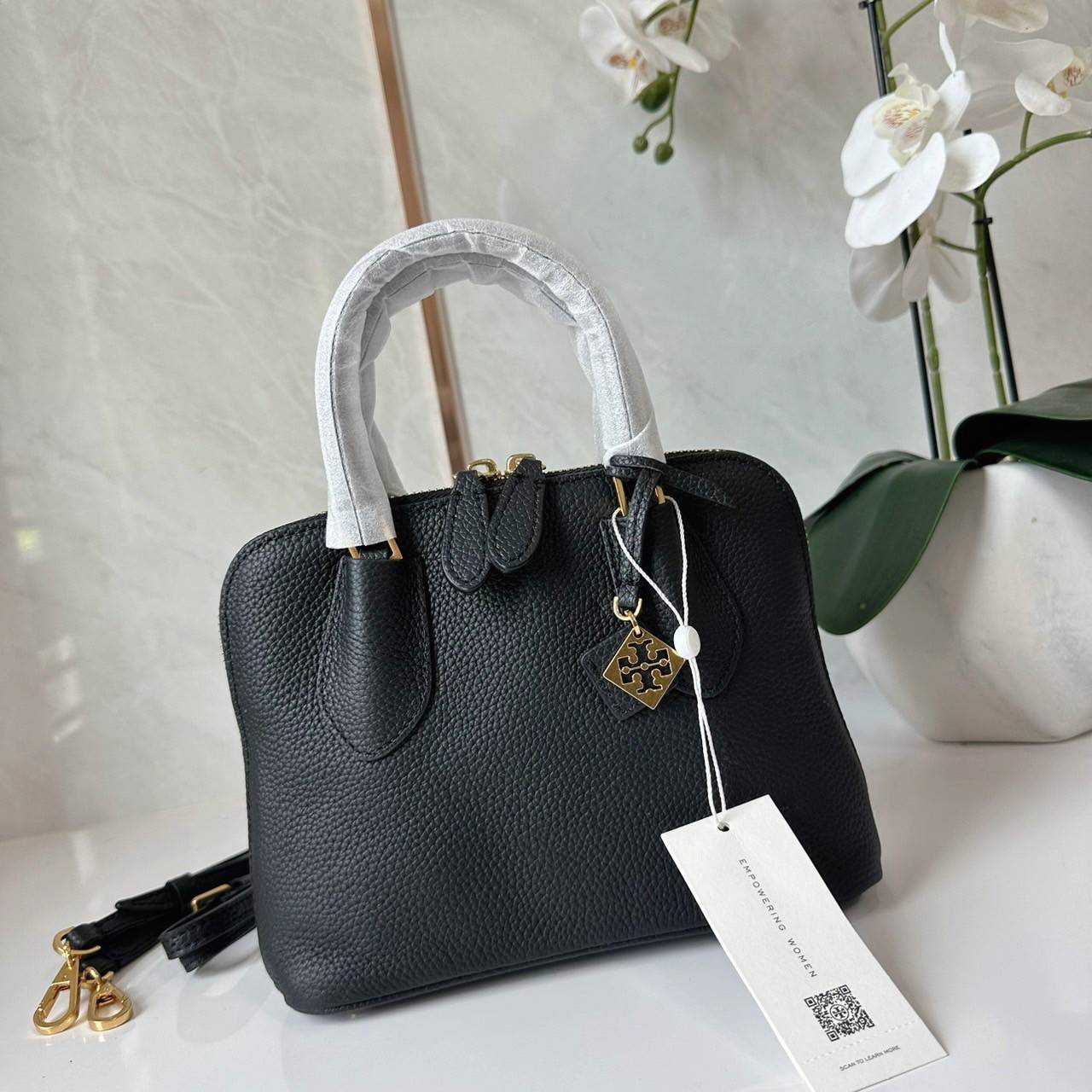 TORY BURCH MINI PEBBLED SWING BAG / Tory Mini Swing Bag in Pebbled Leather / T Monogram Jacquard Swing Bag กระเป๋าสะพาย คอลเลคชั่นใหม่ล่าสุดดีไซน์สุดคลาสสิก รูปทรงโดม